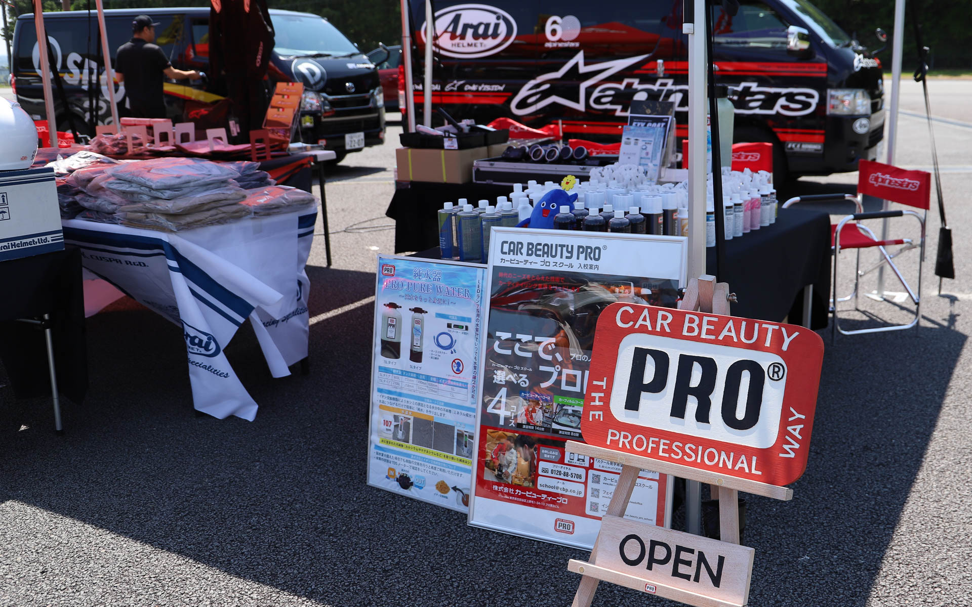 D-SPORTブースは3台の展示車を並べて、D-SPORTのカスタマイズアイテム以外にもアルパインスターズやカービューティープロのアイテムも紹介