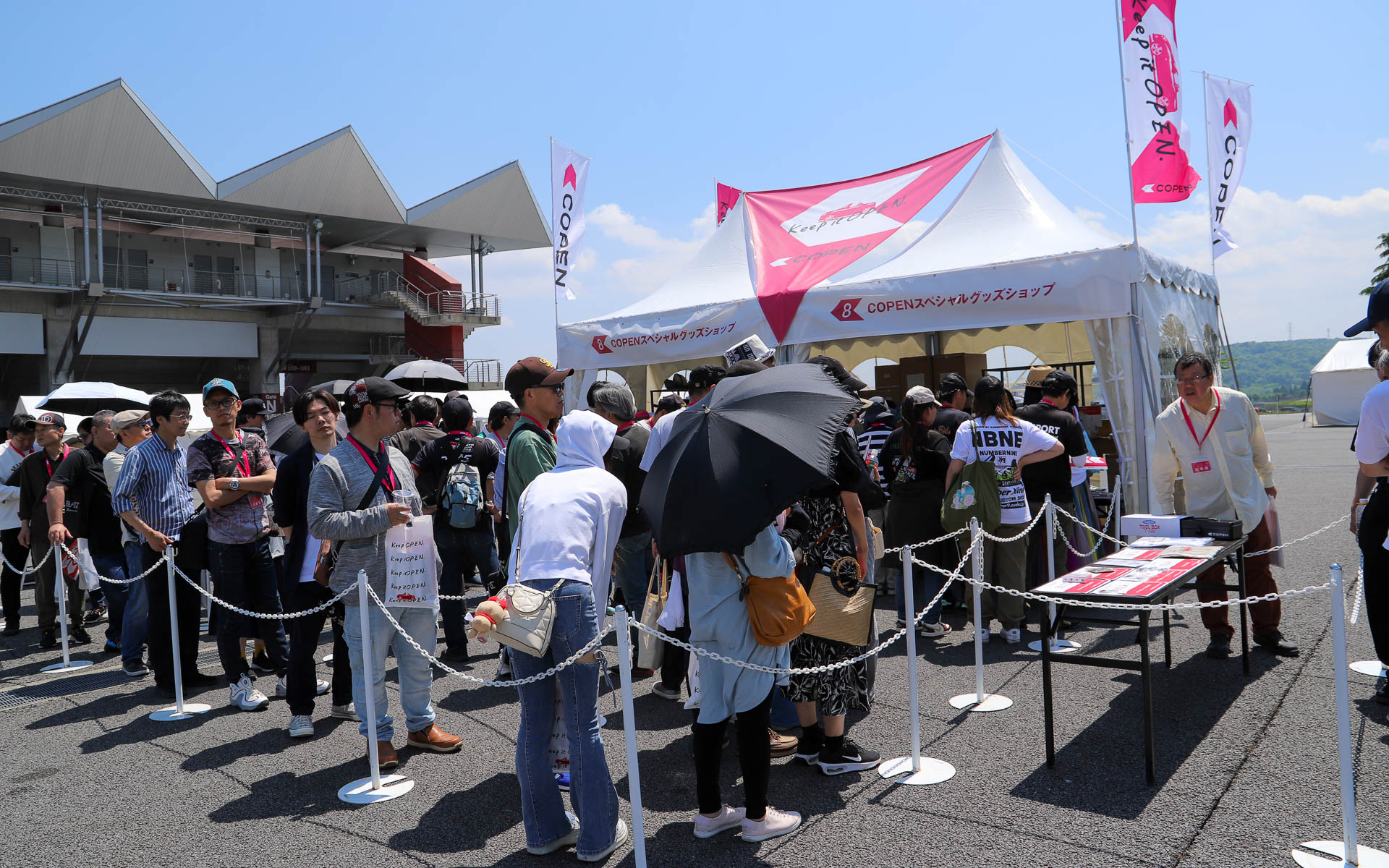 イベントオリジナルのコペングッズなどの販売ブースは長蛇の列となっていた