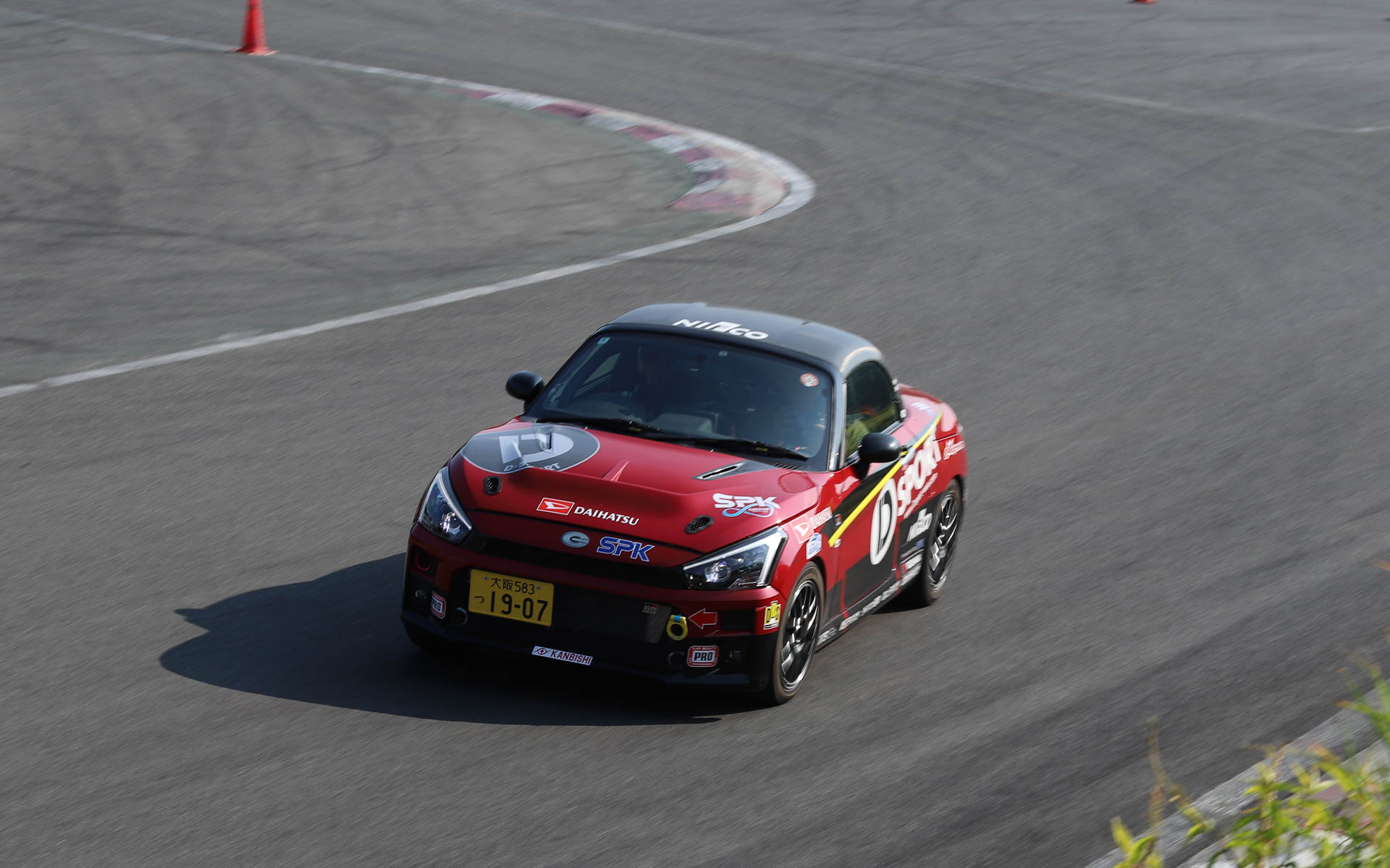 DAIHATSU GAZOO Racingのドライバー 相原泰祐氏と殿村裕一氏によるコペンの同乗走行も行なわれた。相原氏いわく「このイベントがなければサーキットに来ることもなかったし、レーシングマシンの助手席に乗ることもなかった」と語る参加者の笑顔が印象的だったとのこと