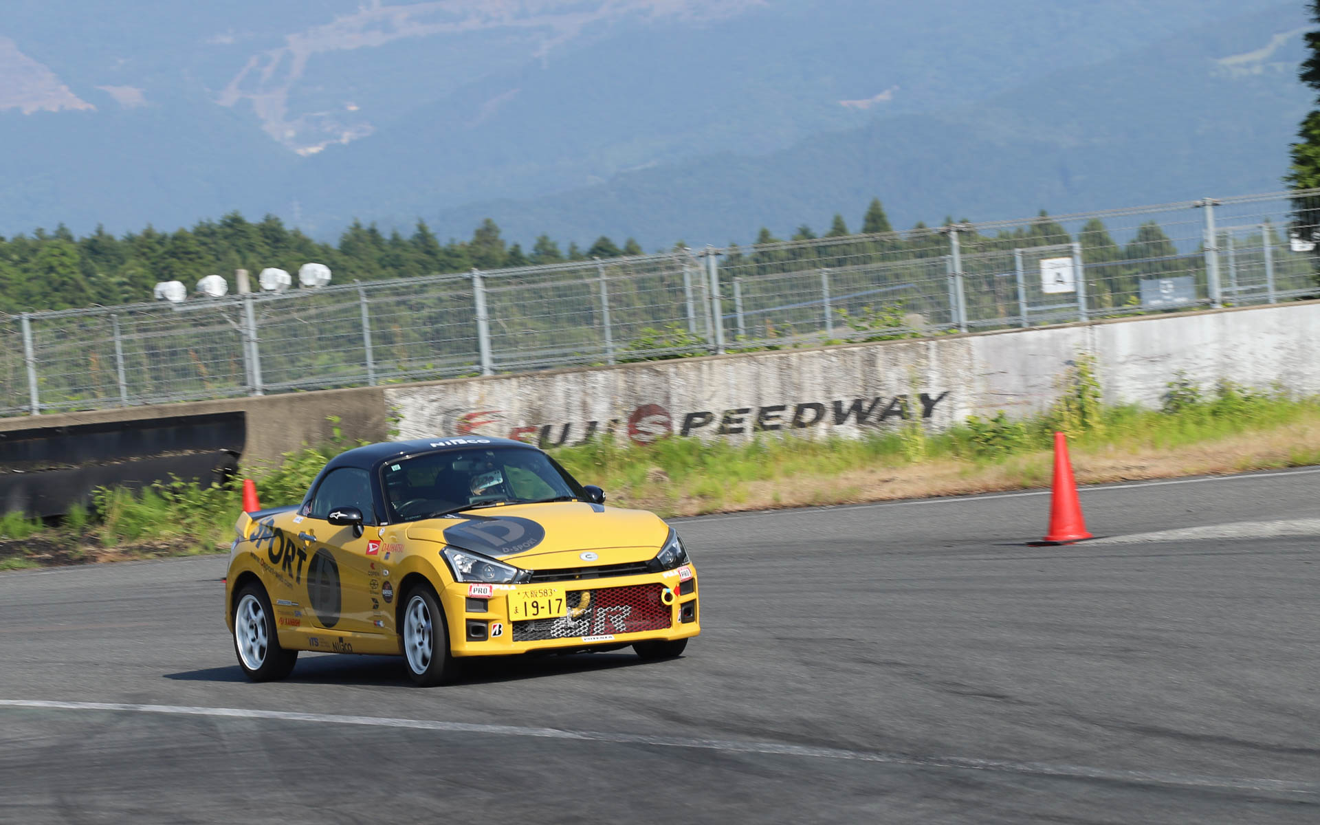 DAIHATSU GAZOO Racingのドライバー 相原泰祐氏と殿村裕一氏によるコペンの同乗走行も行なわれた。相原氏いわく「このイベントがなければサーキットに来ることもなかったし、レーシングマシンの助手席に乗ることもなかった」と語る参加者の笑顔が印象的だったとのこと
