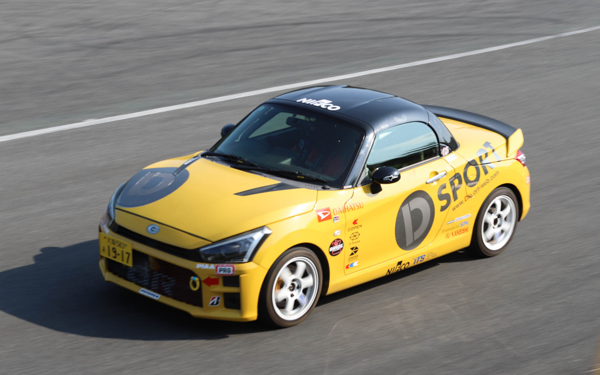 DAIHATSU GAZOO Racingのドライバー 相原泰祐氏と殿村裕一氏によるコペンの同乗走行も行なわれた。相原氏いわく「このイベントがなければサーキットに来ることもなかったし、レーシングマシンの助手席に乗ることもなかった」と語る参加者の笑顔が印象的だったとのこと