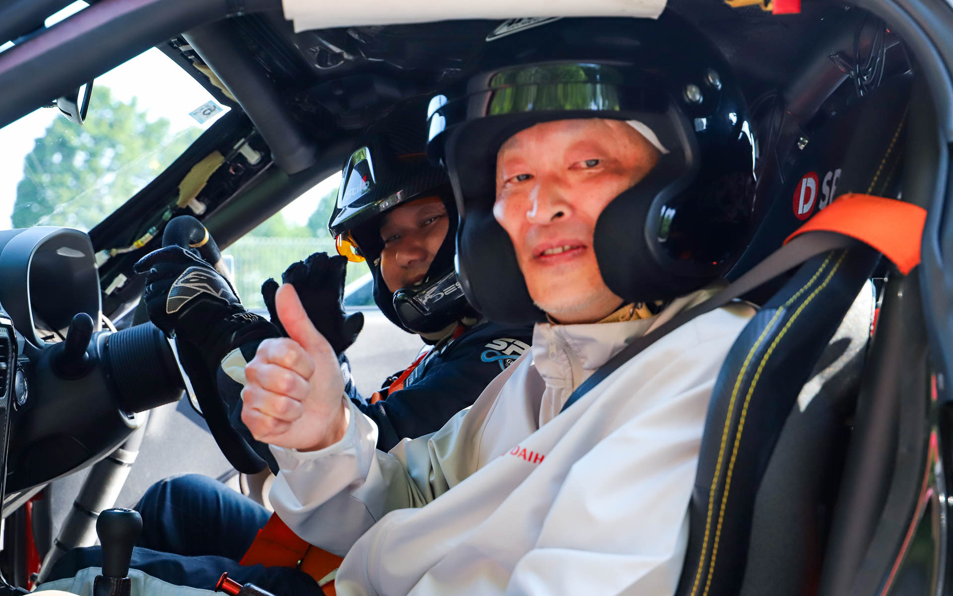 DAIHATSU GAZOO Racingのドライバー 相原泰祐氏と殿村裕一氏によるコペンの同乗走行も行なわれた。相原氏いわく「このイベントがなければサーキットに来ることもなかったし、レーシングマシンの助手席に乗ることもなかった」と語る参加者の笑顔が印象的だったとのこと