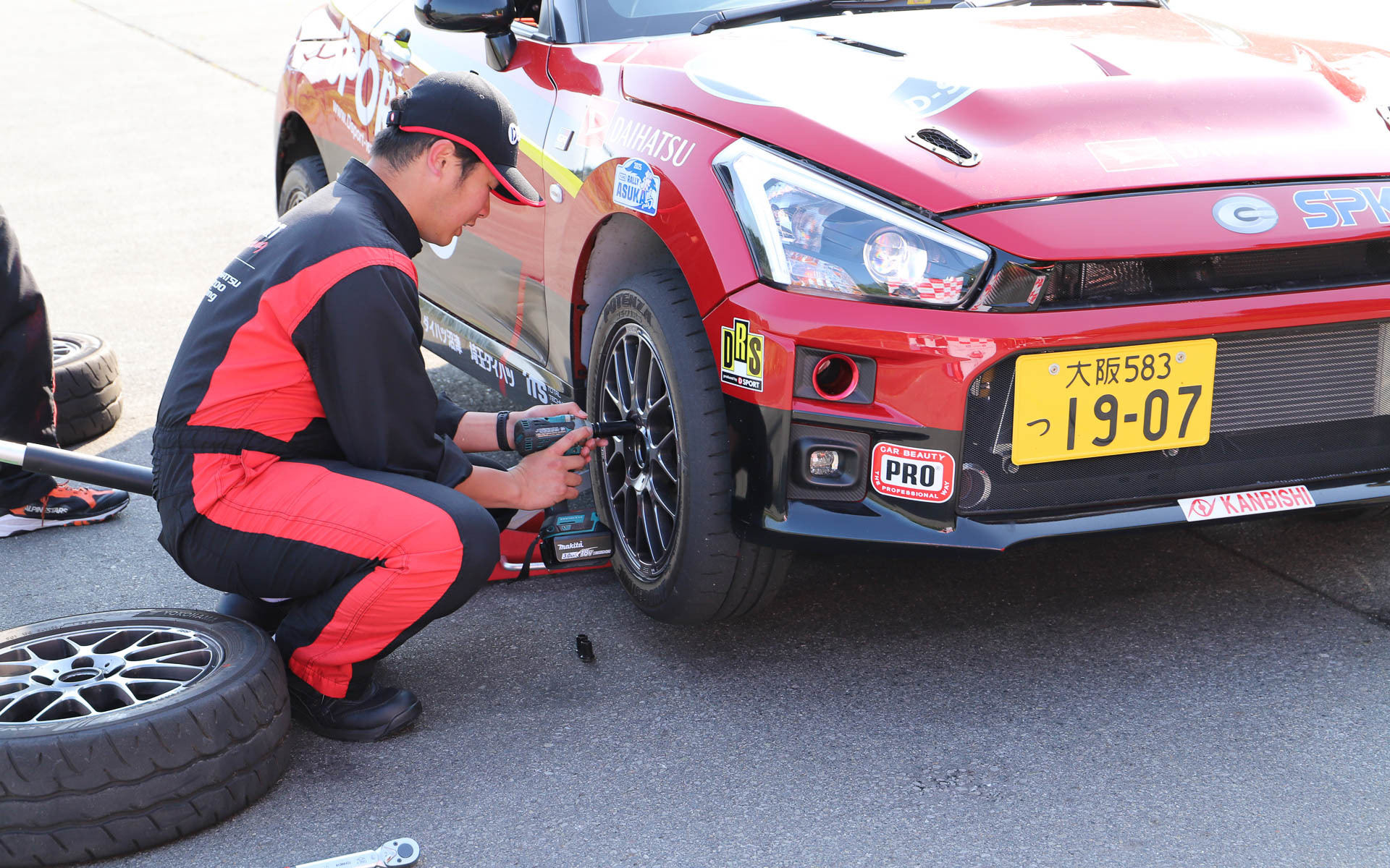 グリップがなくなってしまったとのことで、急遽タイヤ交換を行なう場面も。その場の状況次第で即座に対応できるのは、ラリーの現場で培われた技術を持つクルーの成せる技だろう