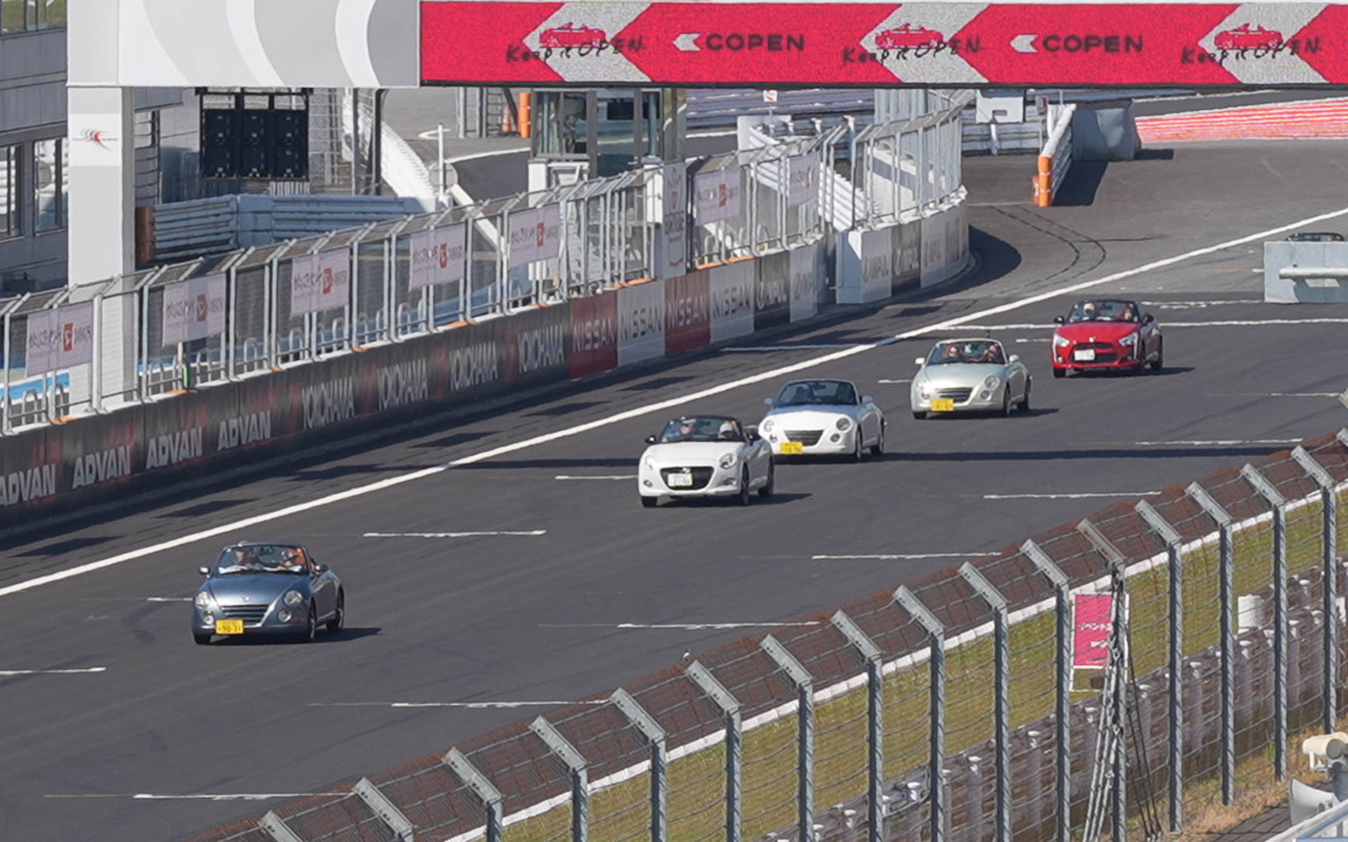 事前の抽選で選ばれた限定200台のコペンが富士スピードウェイの本コースをパレードラン