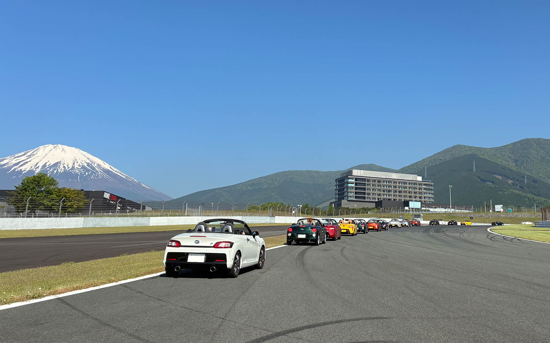 事前の抽選で選ばれた限定200台のコペンが富士スピードウェイの本コースをパレードラン