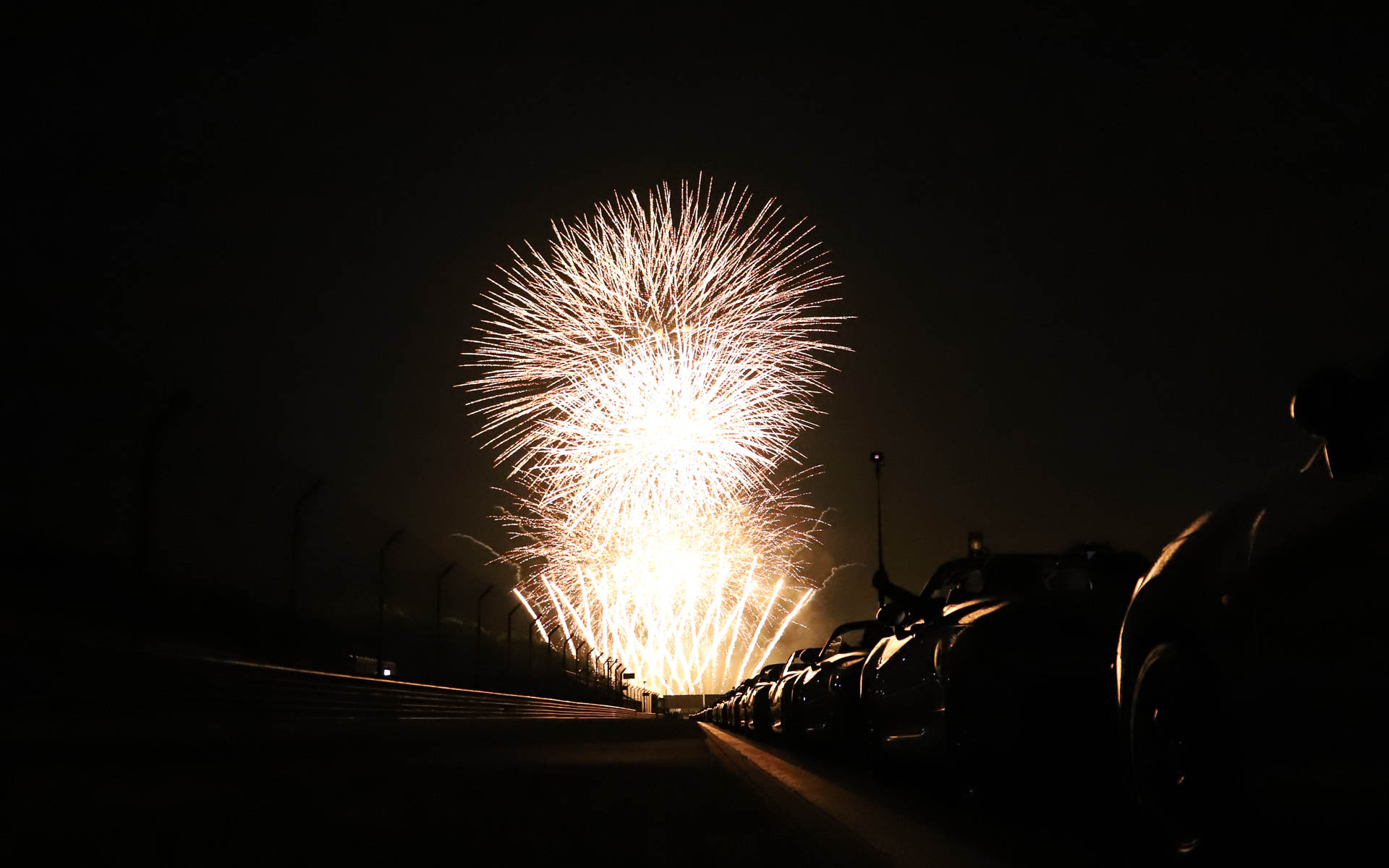 夜空に咲く花火がホームストレートのコペンを照らした