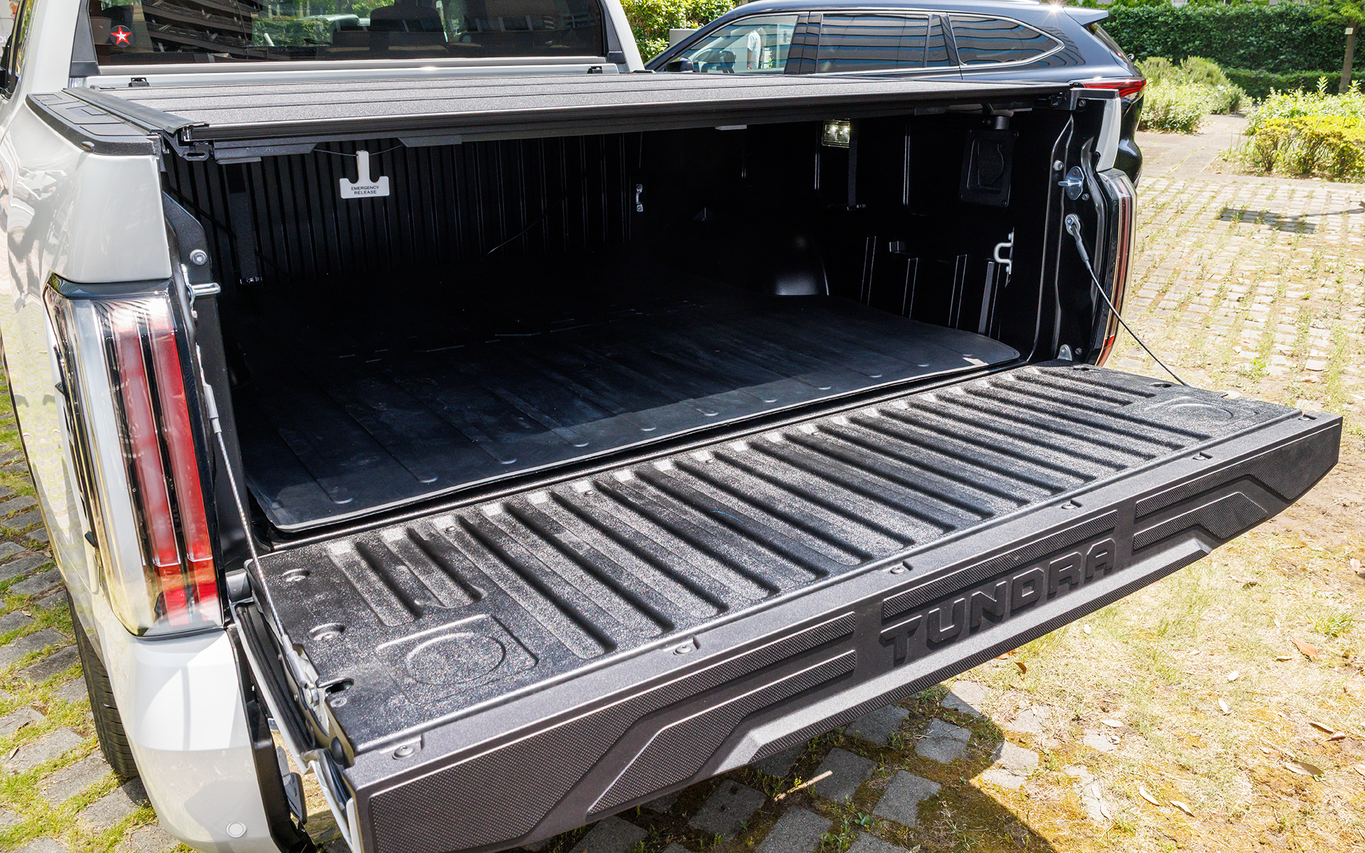 テールゲートはかなり大きいが電動のためラクに開閉できる。荷台を覆うトノカバーはオプション（30万8000円）