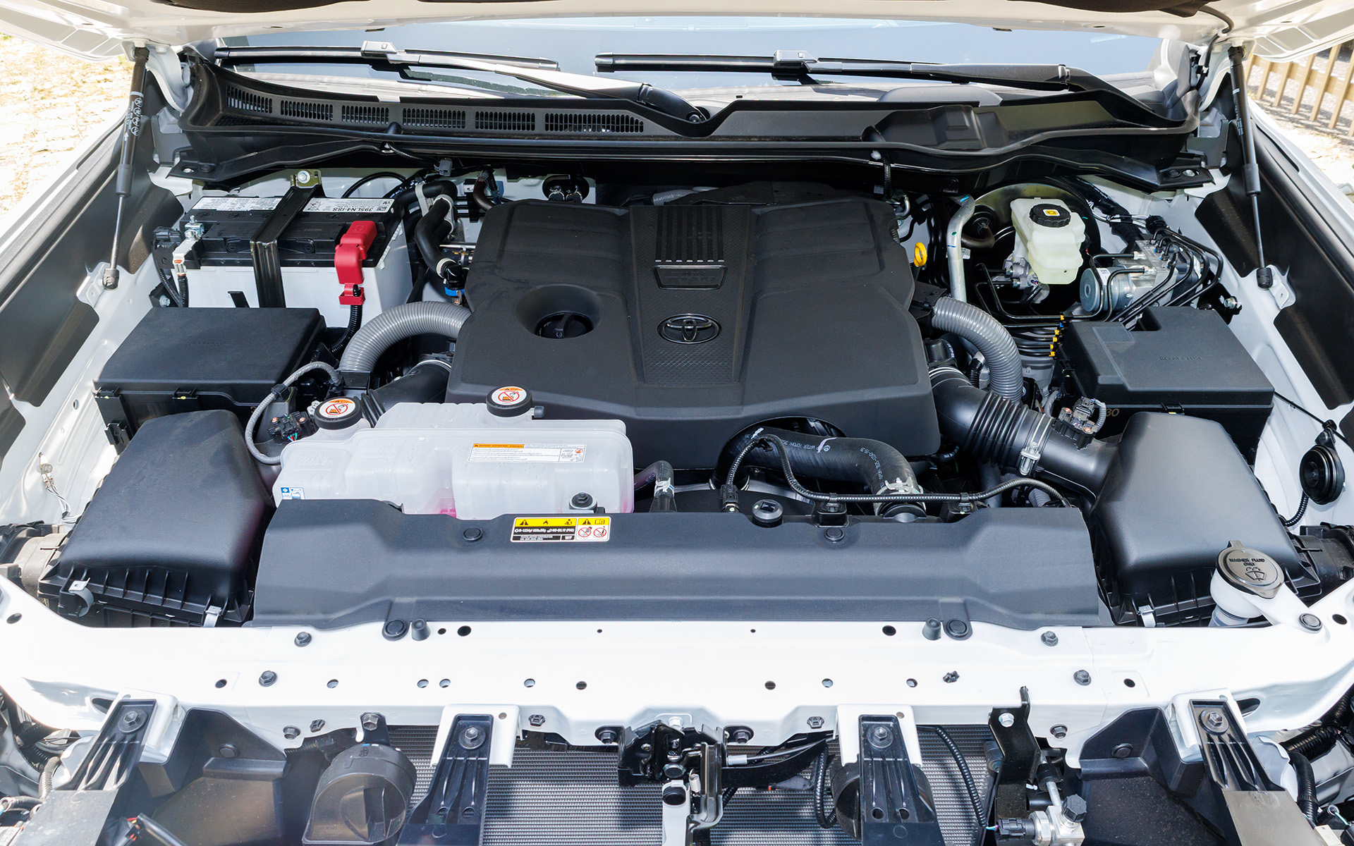 巨大なエンジンルームに収まるV型6気筒3.4リッターツインターボエンジン。スペックは最高出力290kW（394PS）/5200rpm、最大トルク649Nm（66.1kgfm）/2400-3600rpm