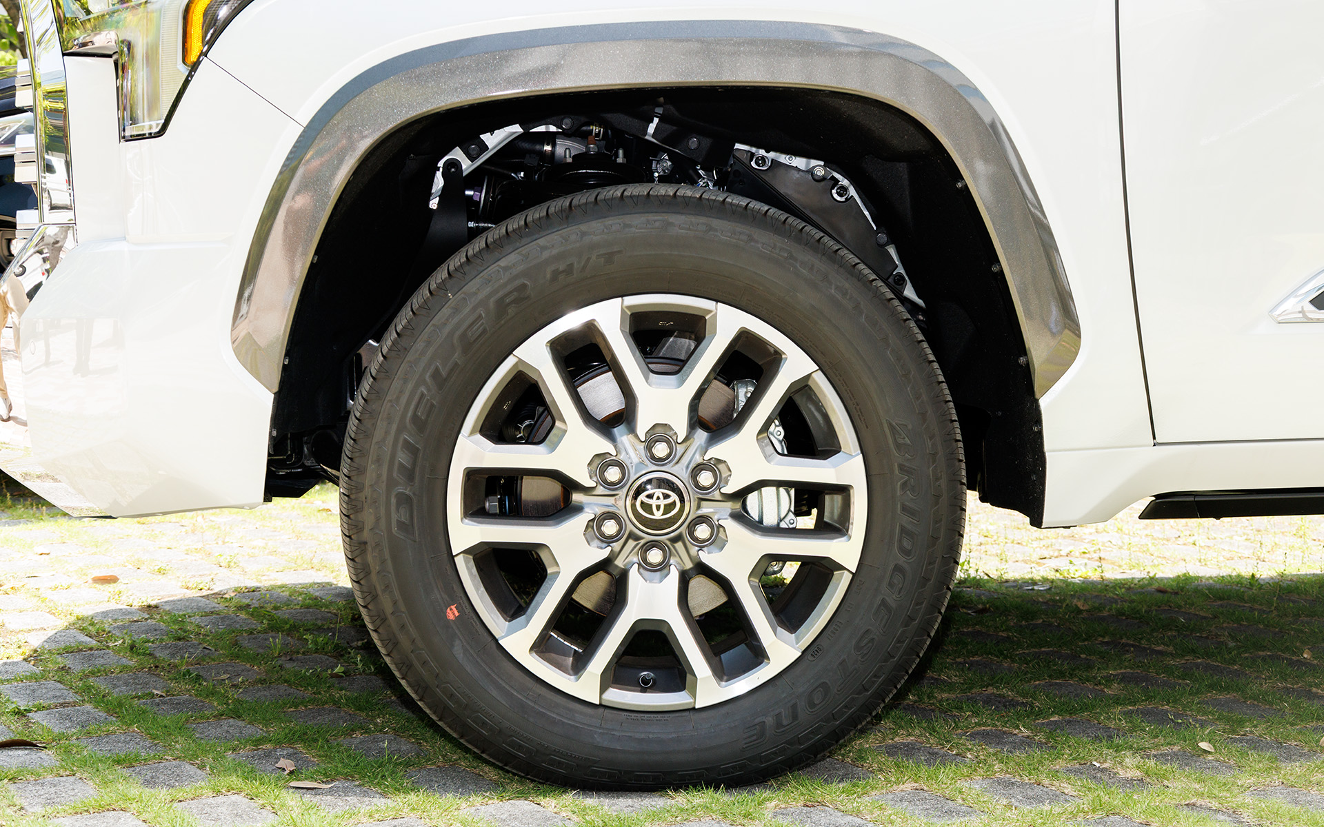 タイヤサイズは265/60R20。20インチといえばハイパワースポーツカーが30/35扁平あたりを履いているのを目にするが、60扁平タイヤはなかなか見る機会がない