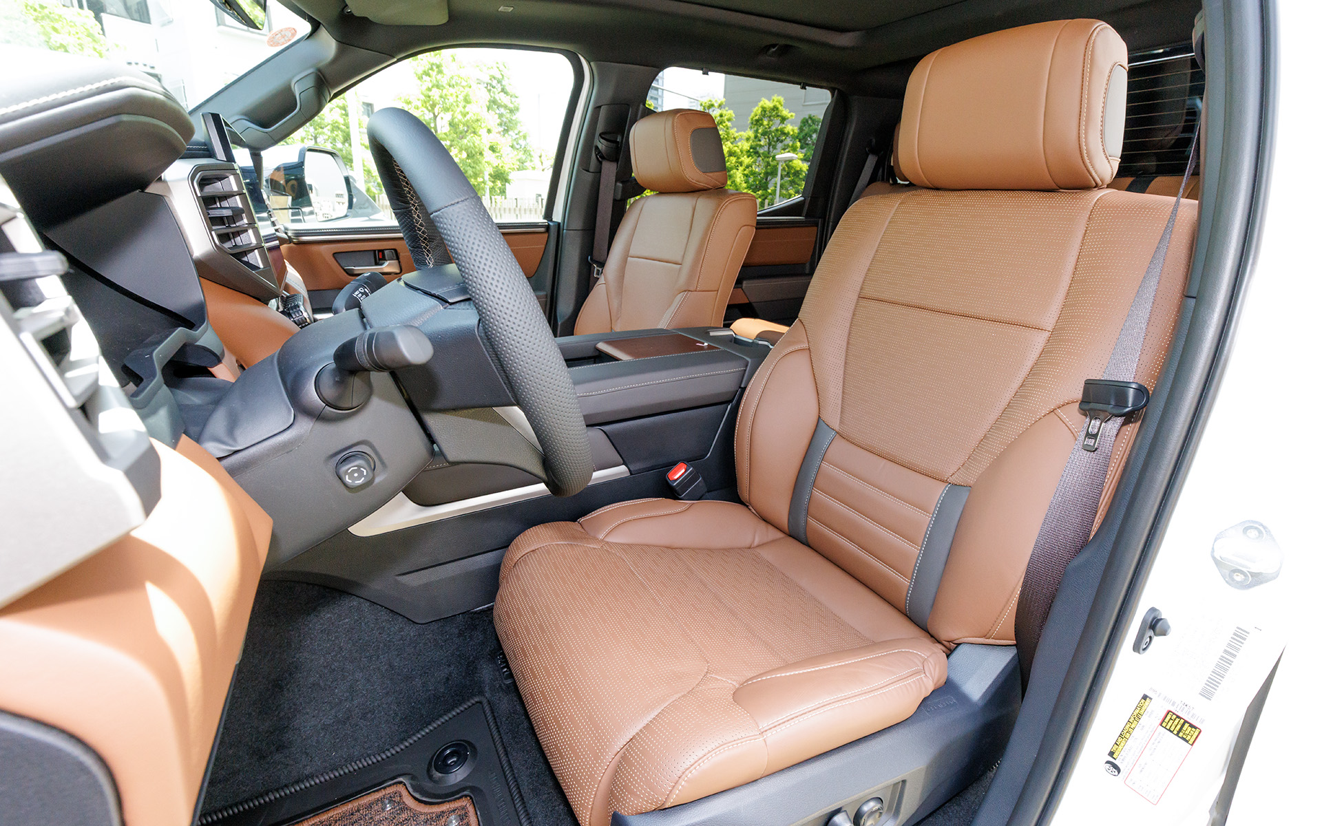 運転席10ウェイ、助手席8ウェイの本革パワーシートを装備。ヒーターおよびベンチレーションも前席に標準装備となる