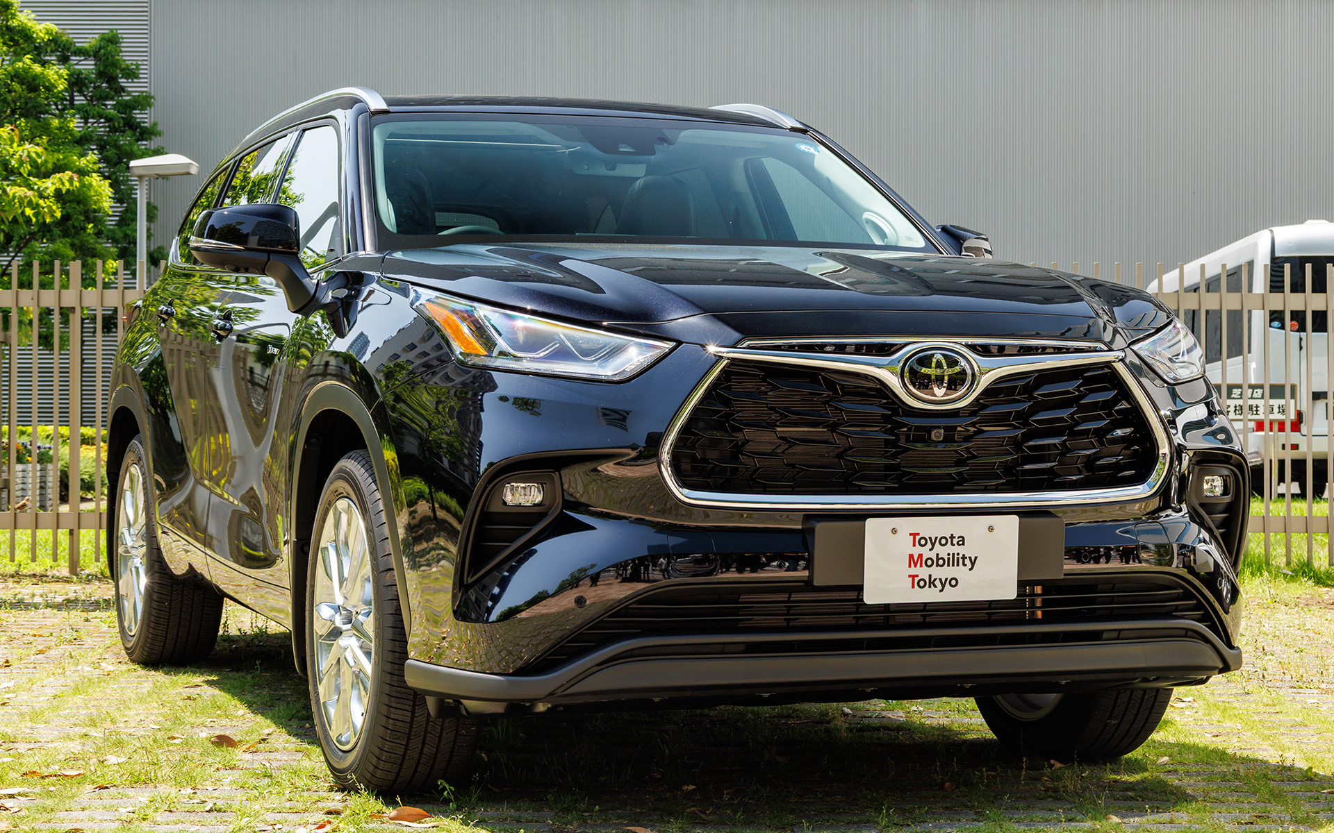 ハイランダー。導入されるモデルはハイブリッドの4WD（E-Four）仕様
