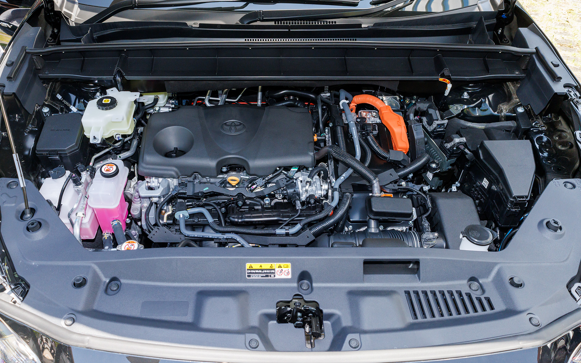 パワーユニットは直列4気筒2.5リッターエンジン＋ハイブリッドシステムを採用。システム最高出力は184kW（250PS）