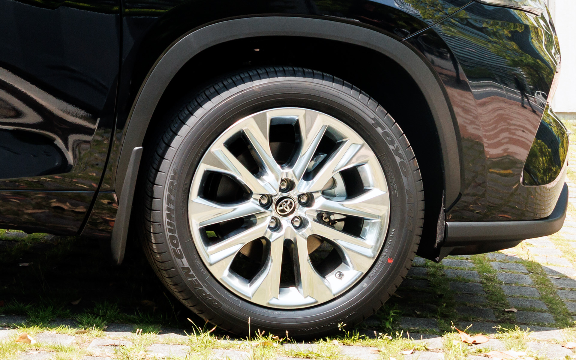 タイヤサイズは235/55R20。もちろんアルミホイールは標準