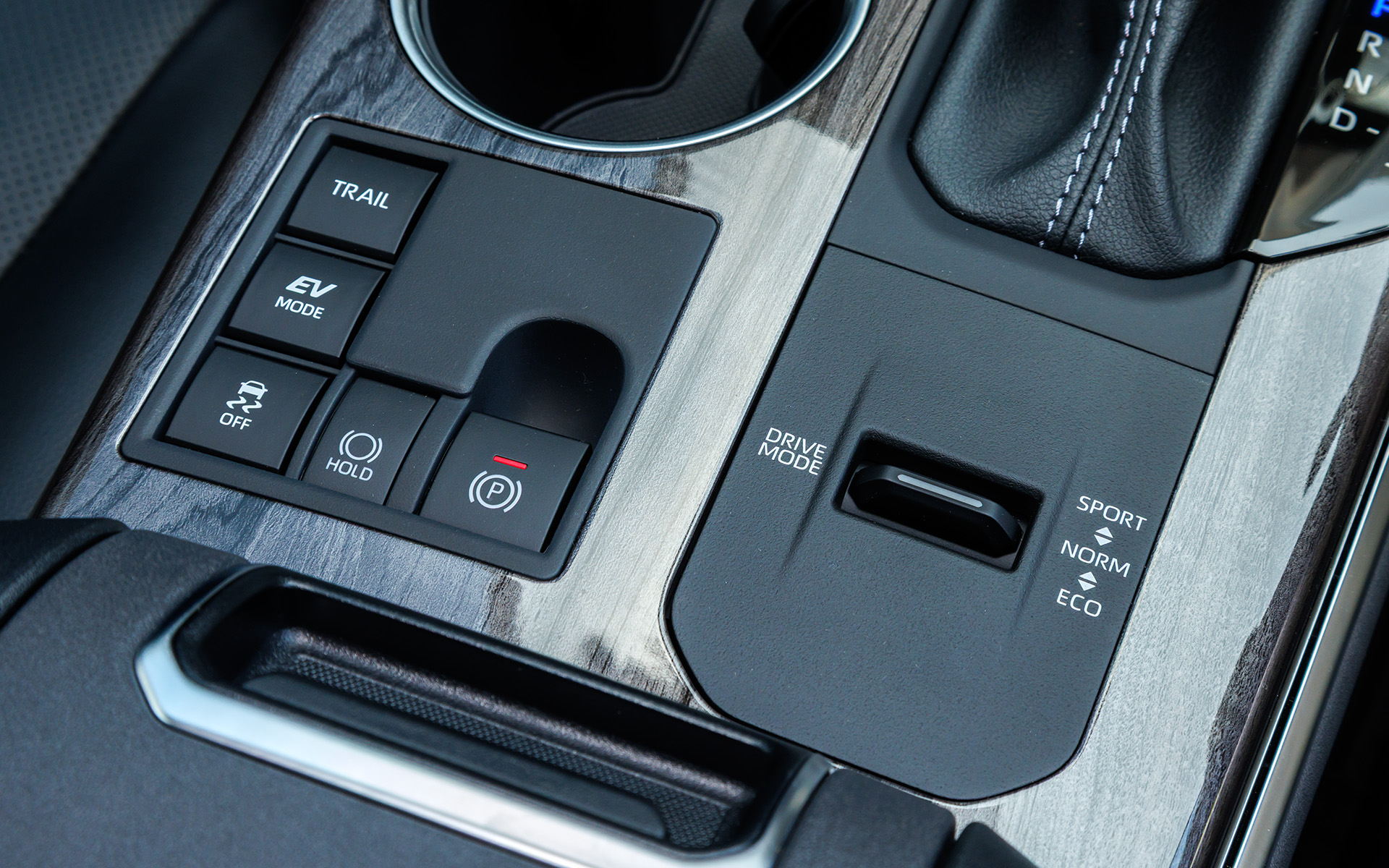 シフトノブ手前側にはドライブモードセレクターなどのスイッチが並ぶ