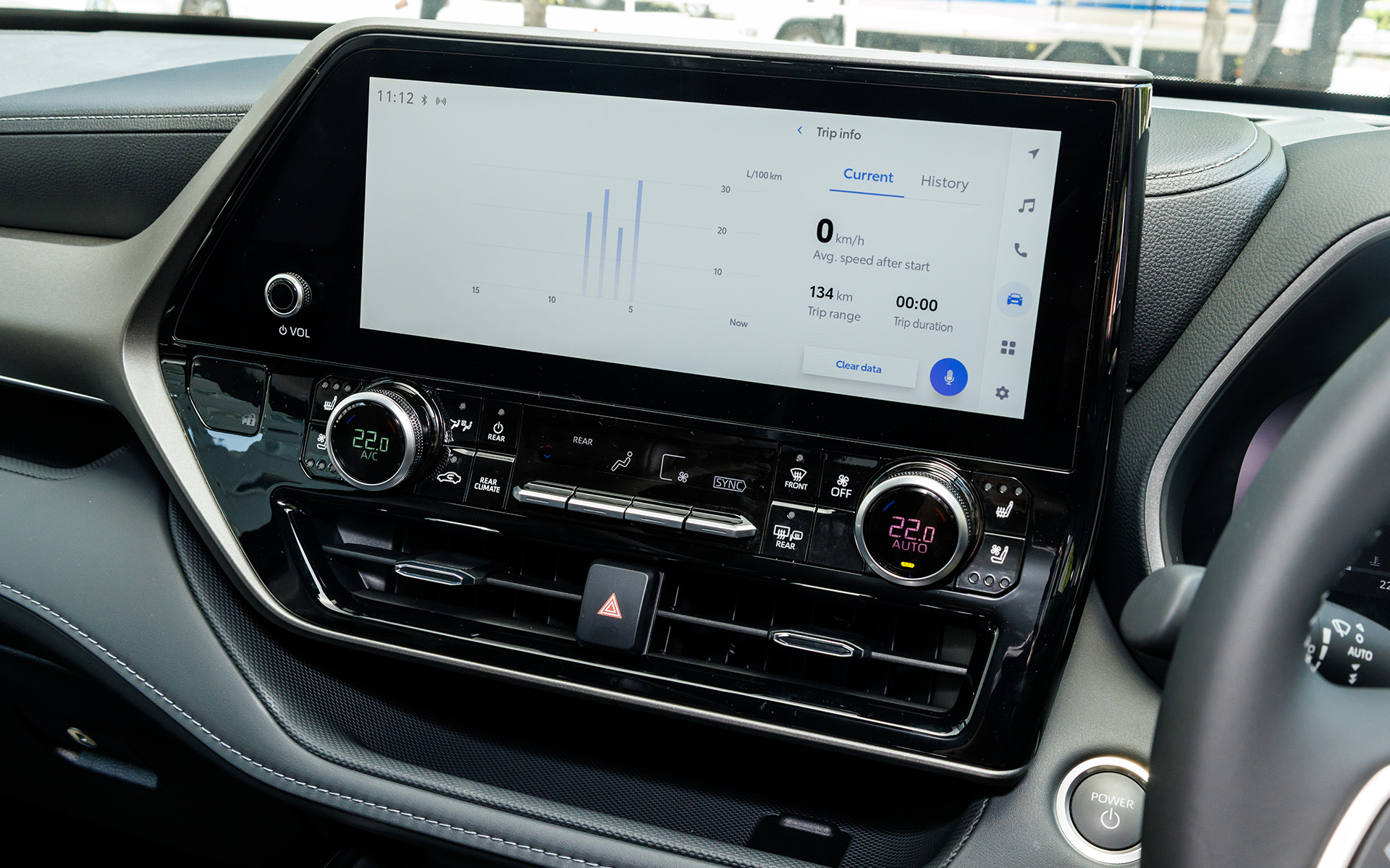 センターディスプレイも12.3インチ。メニュー関連などが英語となるのはタンドラと同様