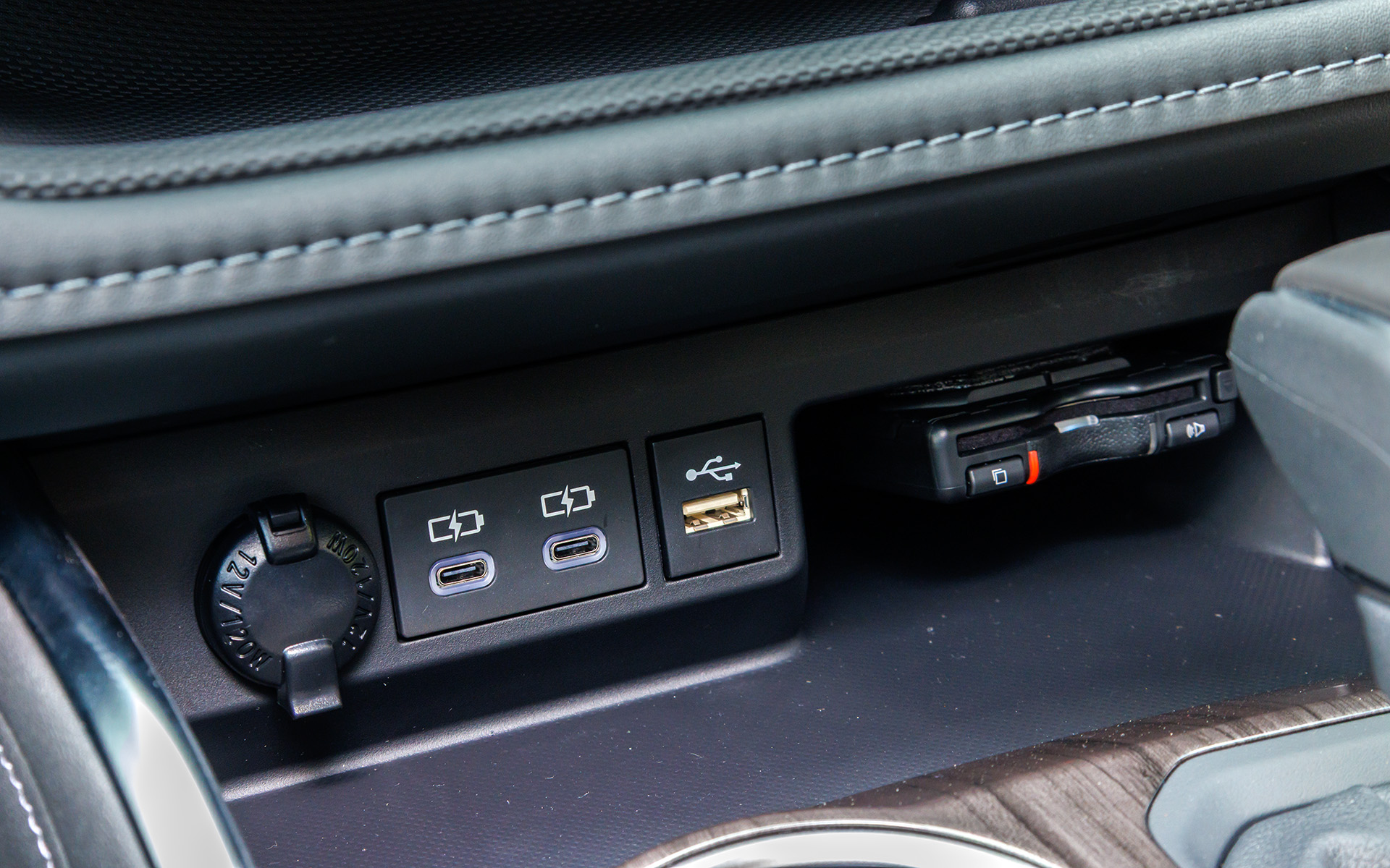 シフトレバー前方には充電用のUSB端子が並ぶ