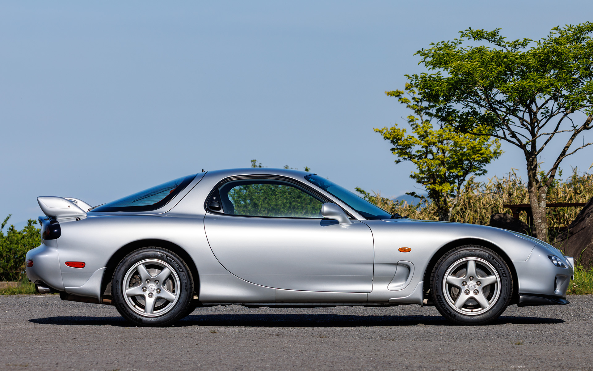 ボディサイズは4285×1760×1230mm（全長×全幅×全高）、ホイールベースは2425mm、車両重量は1240kg、最小回転半径は5.1m