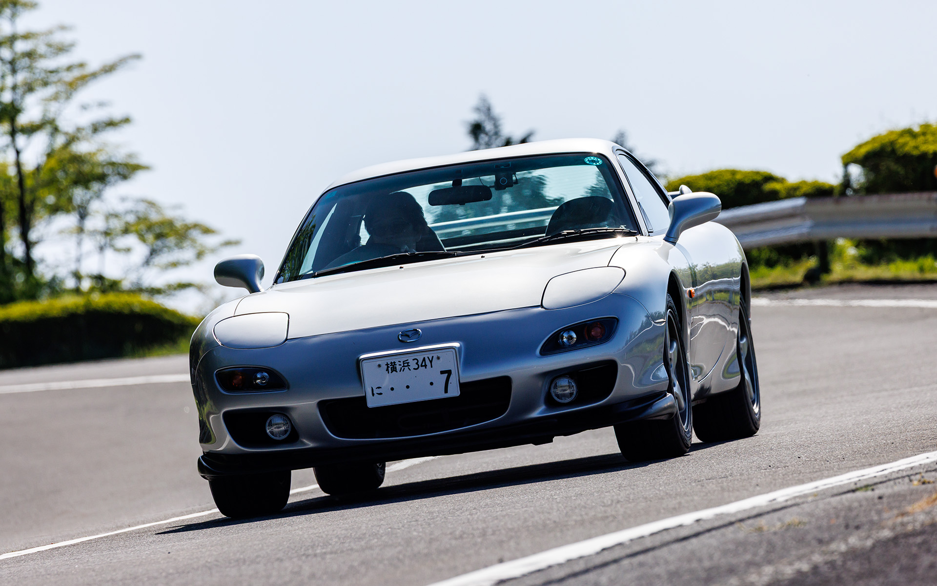 ロードスターをひとまわり大きくしたような印象で、FD3Sも人馬一体を追求した乗り味に仕上がっている