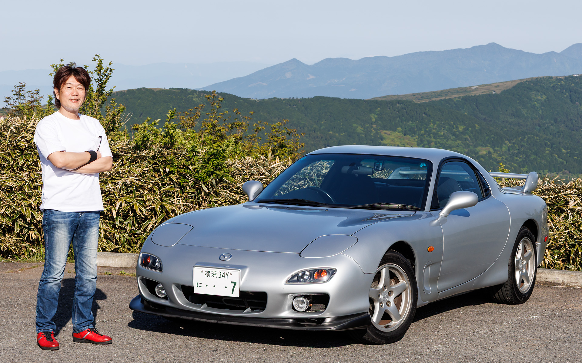 最近のクルマは軒並み大きくなっているから、RX-7がだいぶ小さく見える