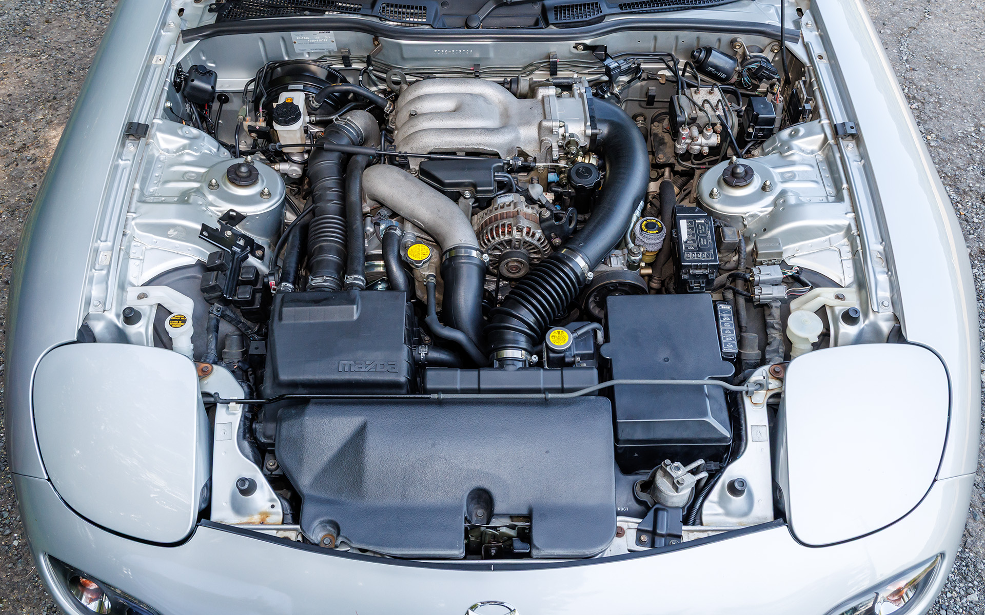 搭載するエンジンは654ccのローターを2つ連ねた1308ccのロータリーターボエンジン。ターボチャージャー（13B-REW）は、低回転で動き出すプライマリーと、中回転から動き出すセカンダリーを備えたシーケンシャルツインターボ仕様。最高出力195kW（265PS）/6500rpm、最大トルク294.2Nm/5000rpm。10モード/10・15モード燃費は8.1km/L