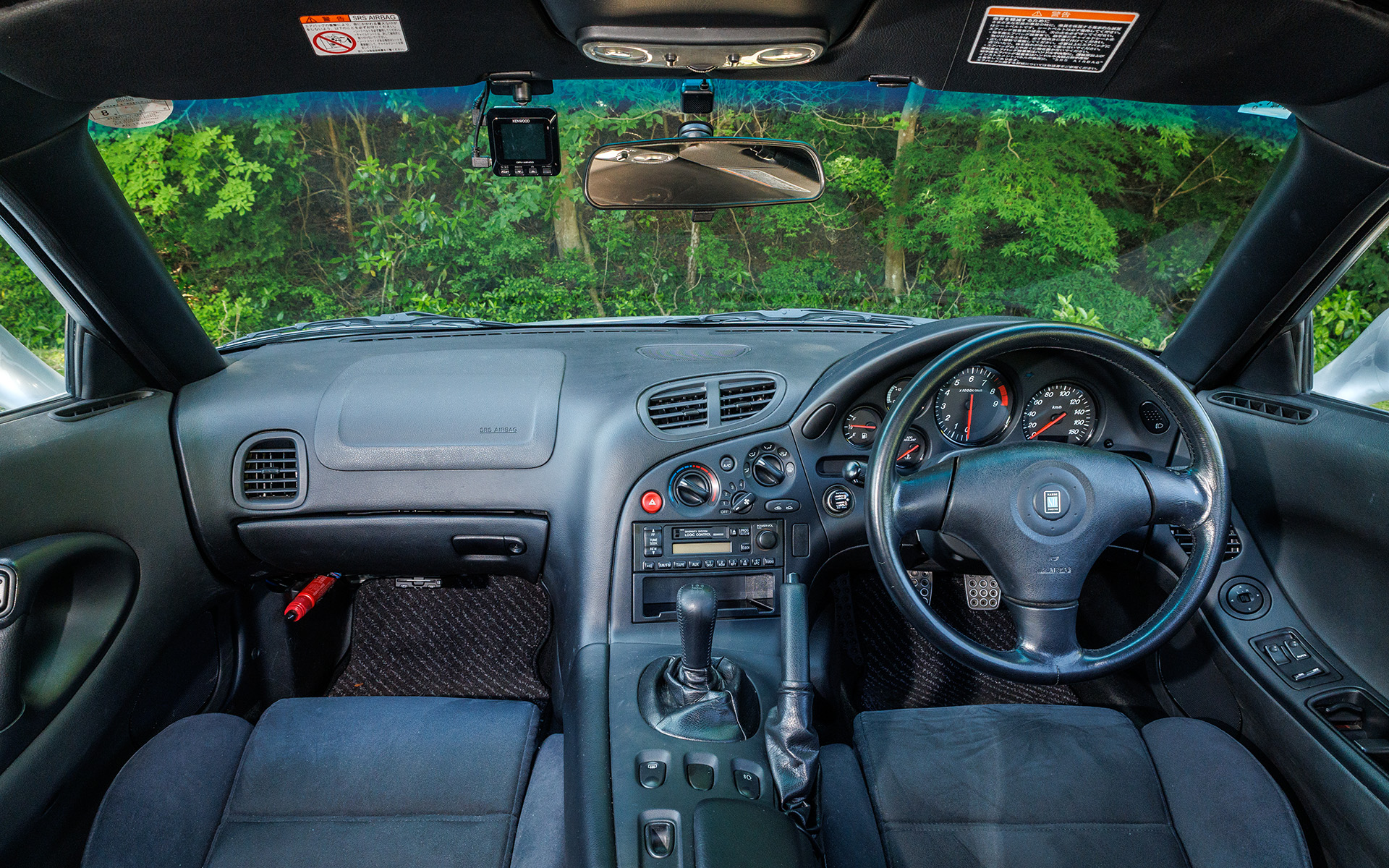 コクピットはまさに運転だけに集中しろといわんばかりのレイアウト