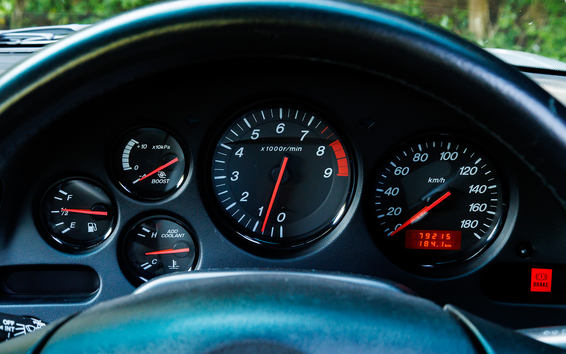 オドメーターの走行距離は7万9215km。前オーナーの西本さんがマツダに譲ったのが7万7592kmなので、まだ1600kmほどしか走っていない。ライトオンで薄い緑色に光るのも今となってはなんだかエモい