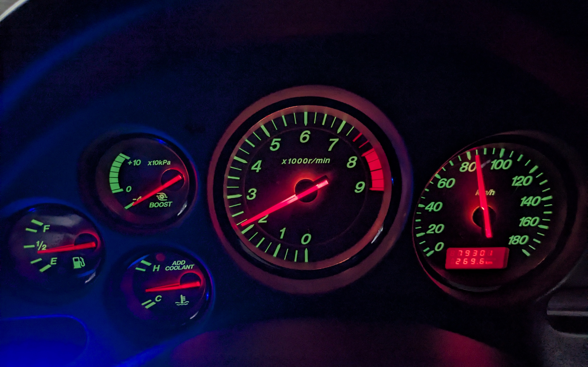 オドメーターの走行距離は7万9215km。前オーナーの西本さんがマツダに譲ったのが7万7592kmなので、まだ1600kmほどしか走っていない。ライトオンで薄い緑色に光るのも今となってはなんだかエモい