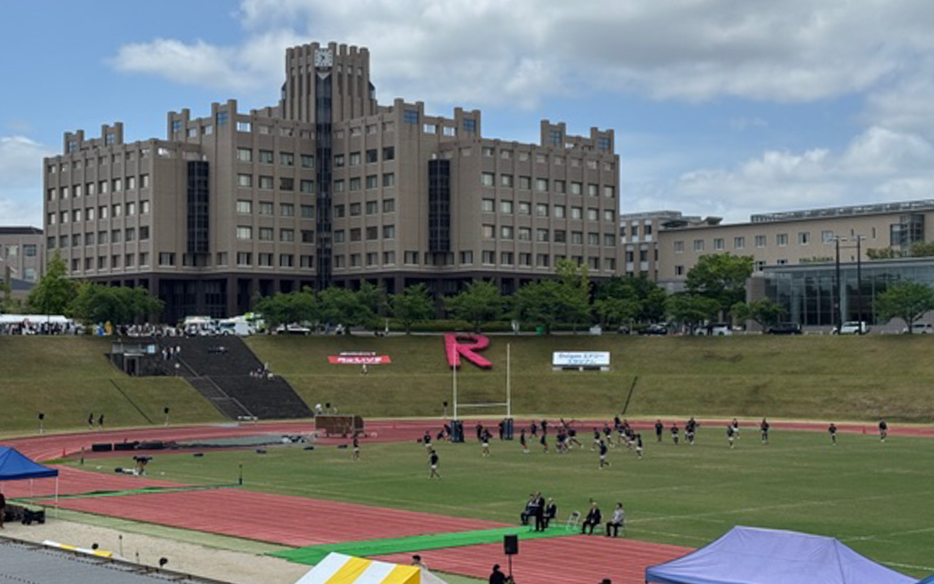 立命館大学BKC（びわこ・くさつキャンパス）は、グラウンドがどこからでも見られるような配置で、最先端の建物が点在しており、とってもかっこいいキャンパスでした。