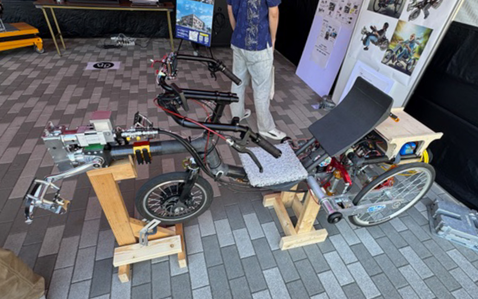 アイシン油圧開発チームが油圧×自転車をテーマに取り組んだ、「作っちまった油圧トライク」がこちら。後輪のストロークがすごくて、慣れるとコーナリングがとっても楽しいそうです。乗ってみたいですね