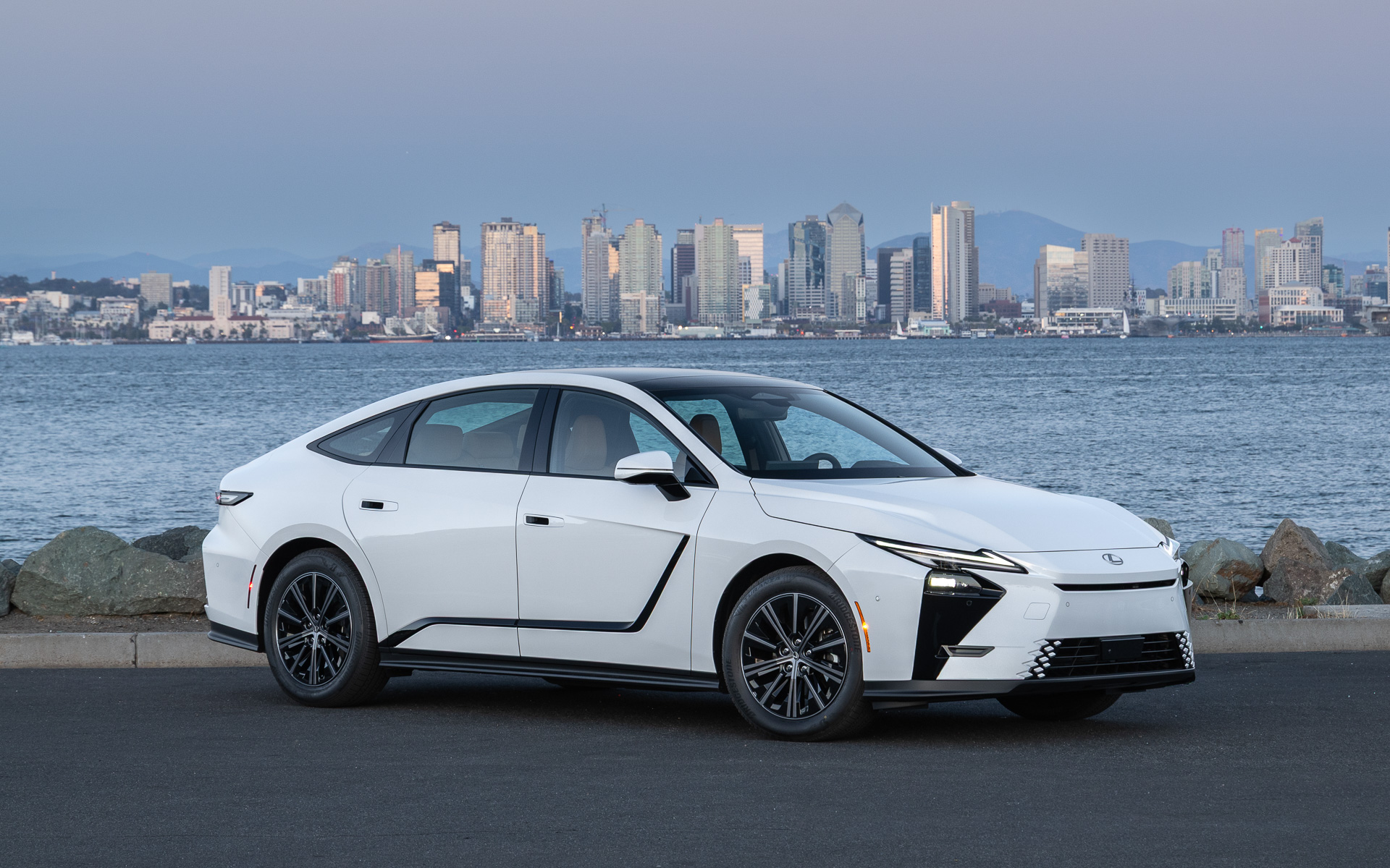 日本では5月にトヨタ自動車の研究開発拠点「Toyota Technical Center Shimoyama」で公開された新型「ES」（写真はES350h）。ボディサイズは5140×1920×1555mm（全長×全幅×全高、ES350h）、ホイールベースは2950mm（数値は日本で発表されているプロトタイプでの値）