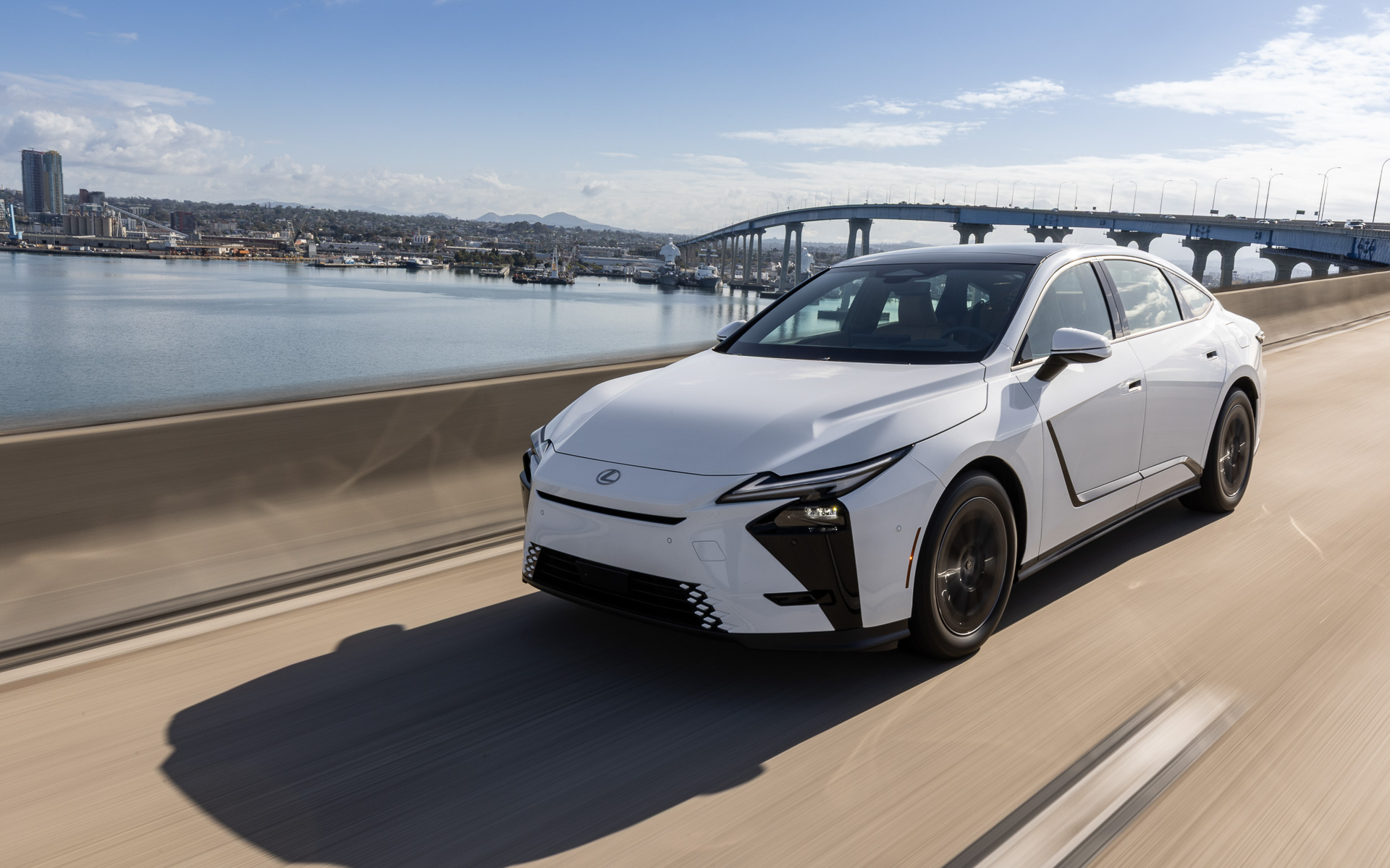ハイブリッドのES350hは自然吸気の直列4気筒2.5リッターエンジンに電気式無段変速機を組み合わせる。システム出力は182kW（247.4PS）を発生し、0-100km/h加速は7.8～8.0秒