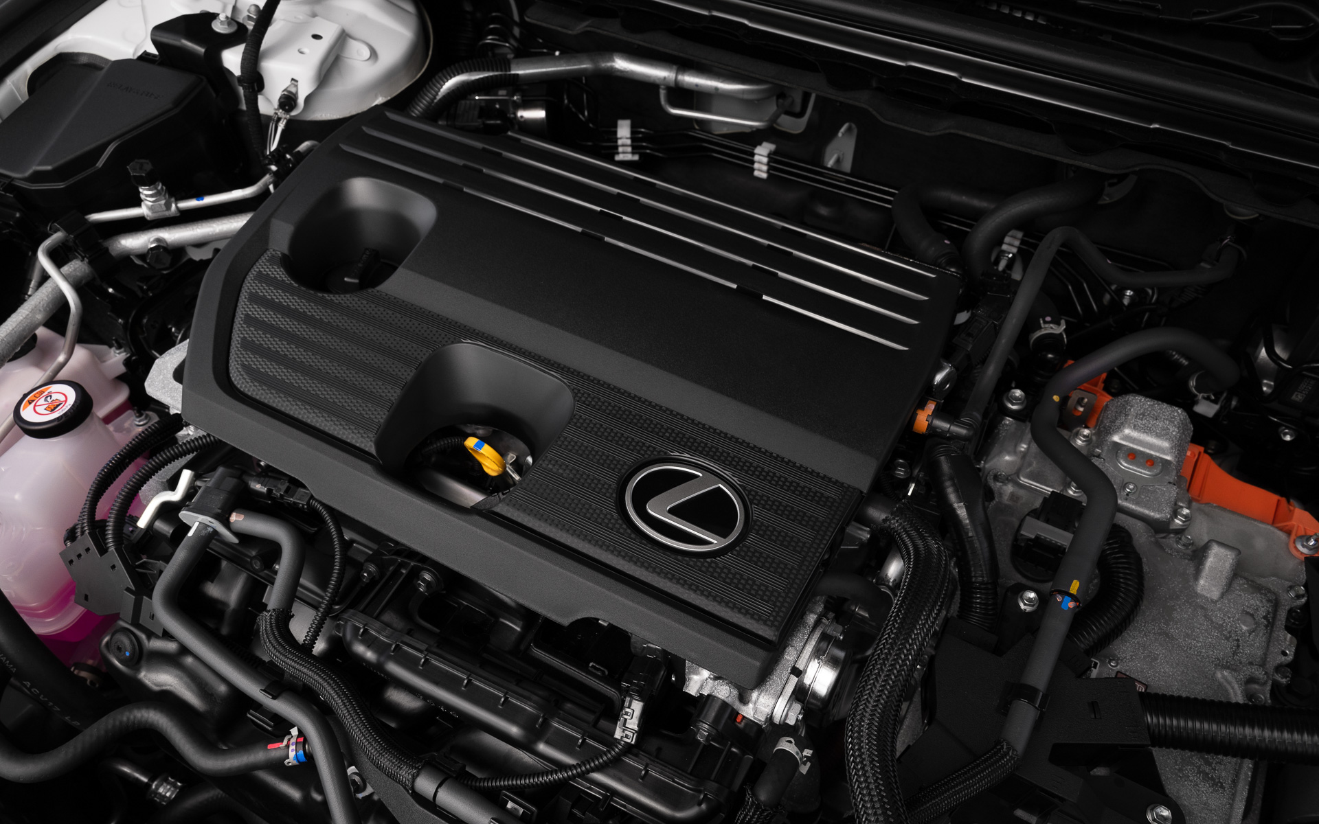 ハイブリッドのES350hは自然吸気の直列4気筒2.5リッターエンジンに電気式無段変速機を組み合わせる。システム出力は182kW（247.4PS）を発生し、0-100km/h加速は7.8～8.0秒
