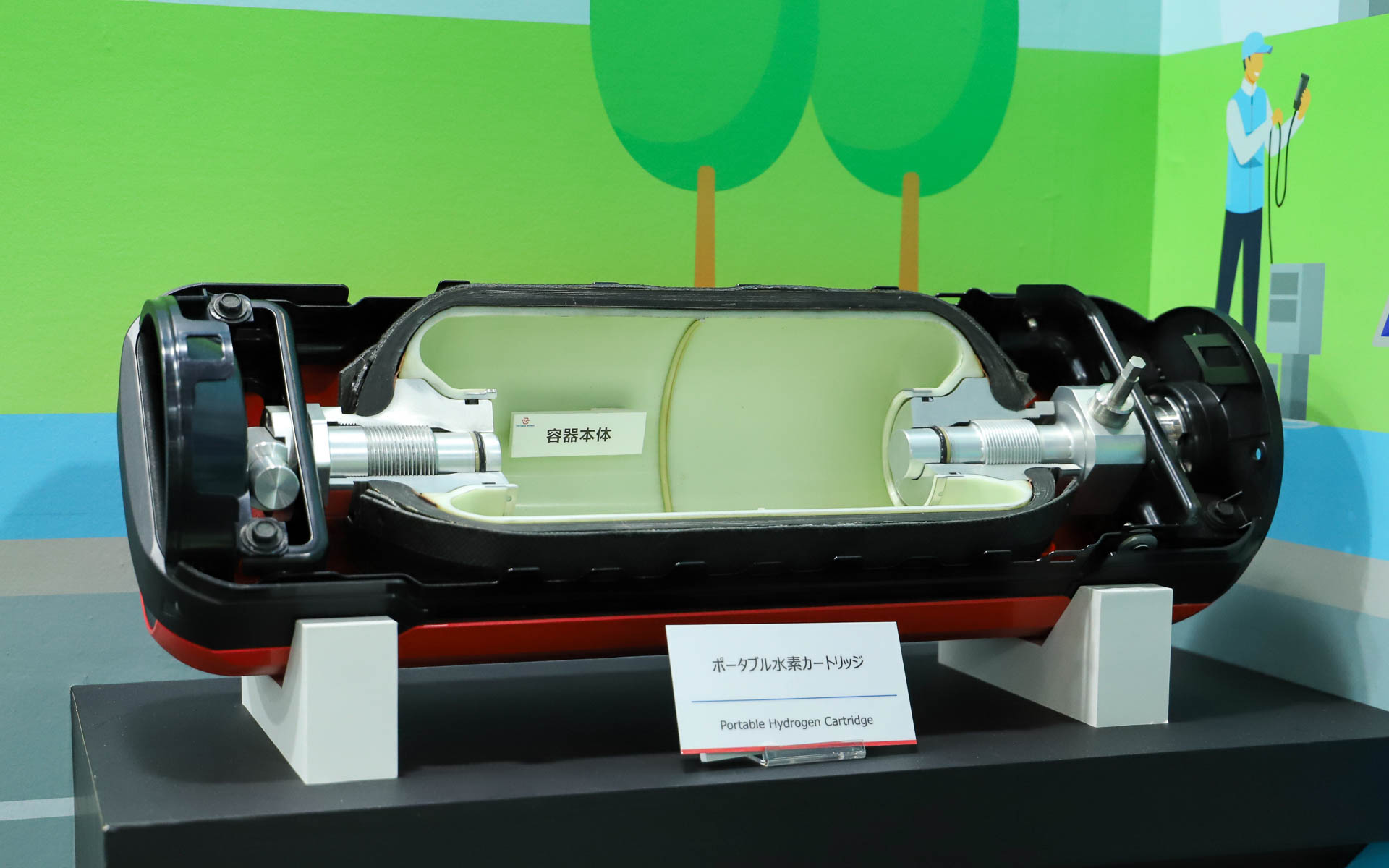 環境領域では、水素社会に貢献するモビリティ向け水素ソリューションを紹介。乗用車向けの高圧水素供給システムで培った高精度加工技術による減圧弁や高圧水素オンタンクバルブの技術を活用し、小型モビリティに搭載できるサイズのポータブル水素カートリッジ用バルブを開発。まだ実証実験の手前の技術であるとしつつも、2024年のパリオリンピックではポータブル水素カートリッジを用いたデモンストレーションが行なわれた