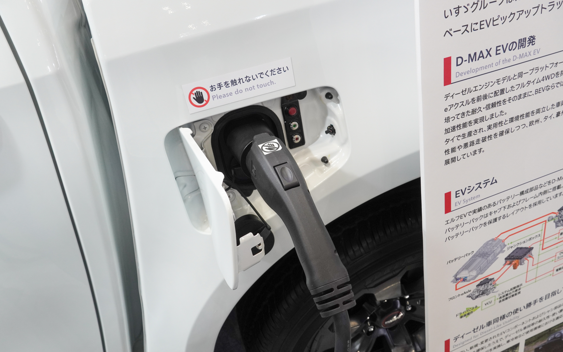 充電の様子を再現した。車両側がType2/CCS2なのでアダプターを付けて日本の普通充電コネクターを付けている