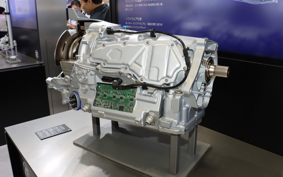 ZF、日本初公開の商用車向け電動エアコンプレッサー「e-comp Scroll