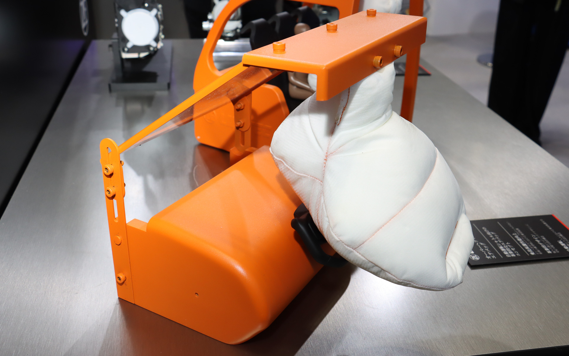 フロントシート向けの製品はすでに欧州車向けの供給がスタートしている