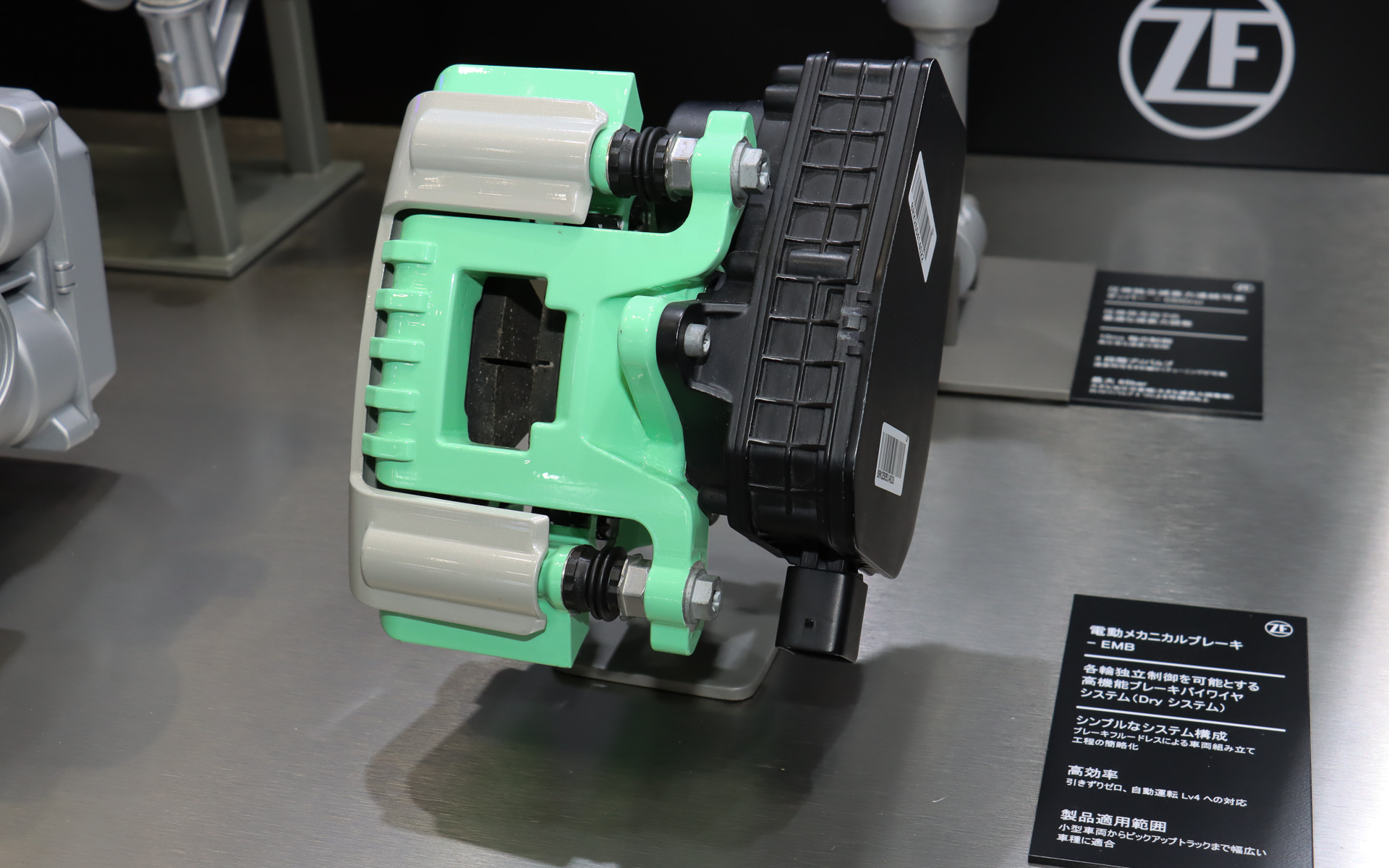 油圧を一切使用しない「ドライ式」の「EMB（電動メカニカルブレーキ）」