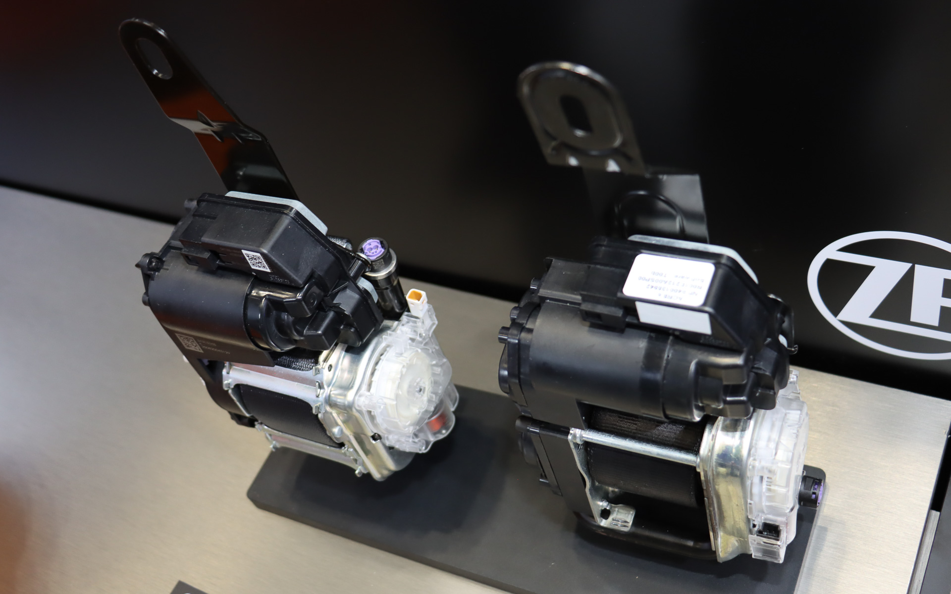最新モデルでは従来型（左奥）と比較して18mm薄型化した