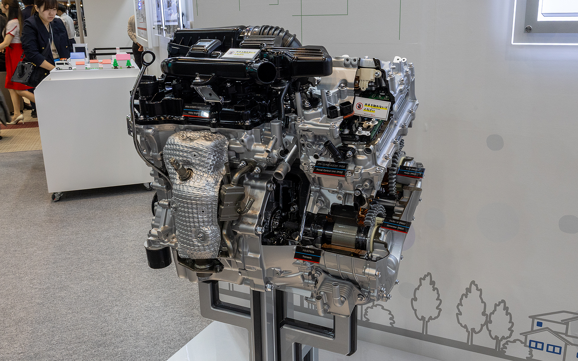 ダイハツブースに展示された軽自動車用ハイブリッドシステム「e-SMART HYBRID」のユニットカットモデル（Japan Mobility Show 2025出展モデル）