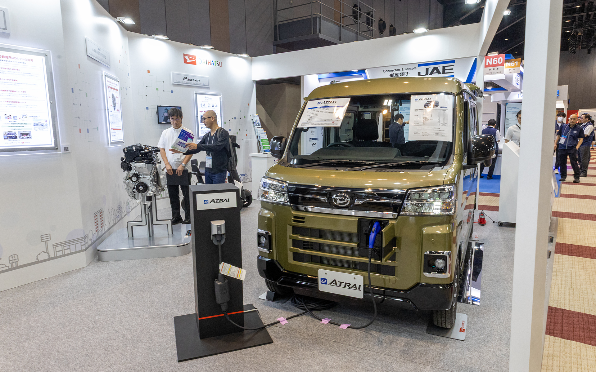 ダイハツブース。e-アトレーの実車も展示されている