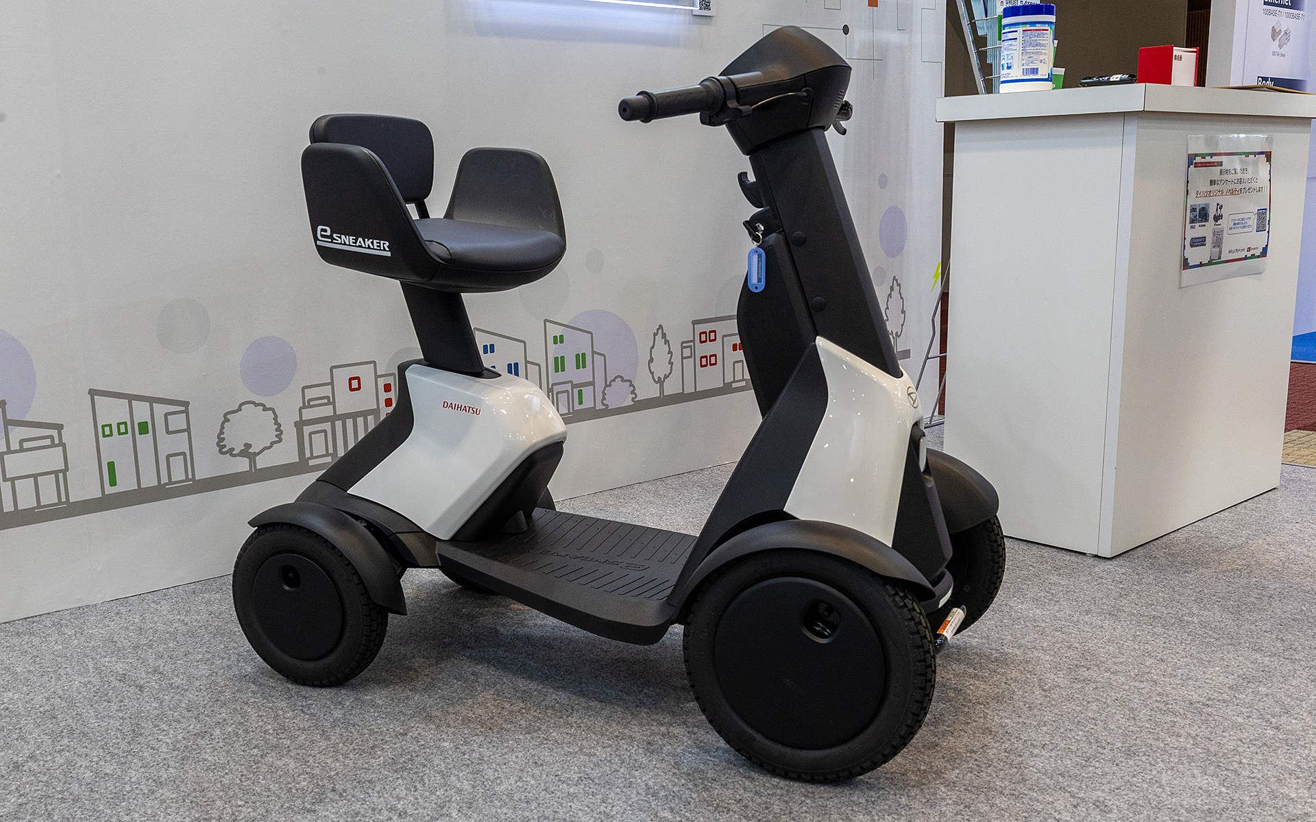 電動車いすのカテゴリーに入る「e-SNEAKER」。こちらはすでに発売中の製品