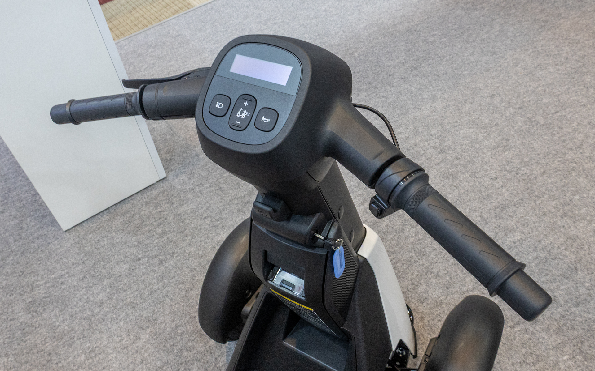 スロットルはオートバイと同じく右グリップのひねりで調整する。ハンドルを切った状態では自動で減速する安全機能も備わっている