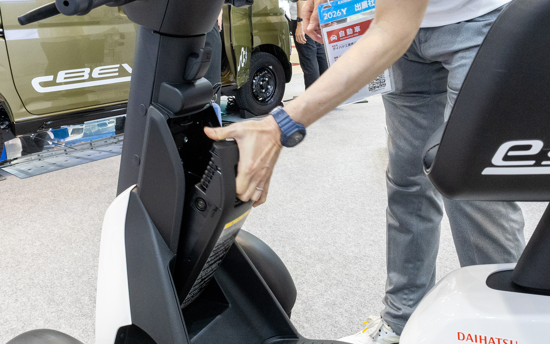 バッテリはステアリングの下に格納されている。取り外せるので、車体を駐輪場に置いた状態でバッテリのみ部屋に持ち込んでの充電も可能