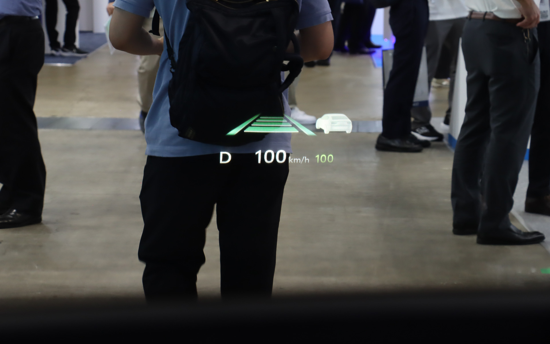 日本精機ブースでデモが行なわれている「RAV4」に採用された「スロープ表示」HUD