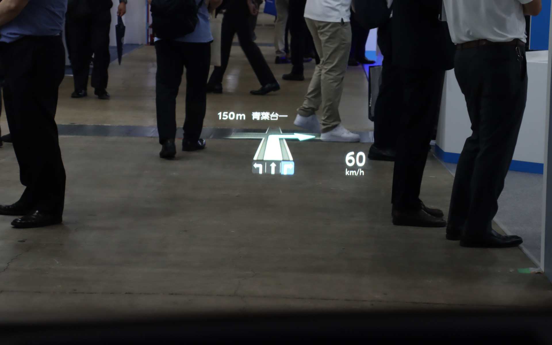 HUDでは下側の車速などを大きく、上に続くルート案内などを小さく表示していって奥行き感を表現している