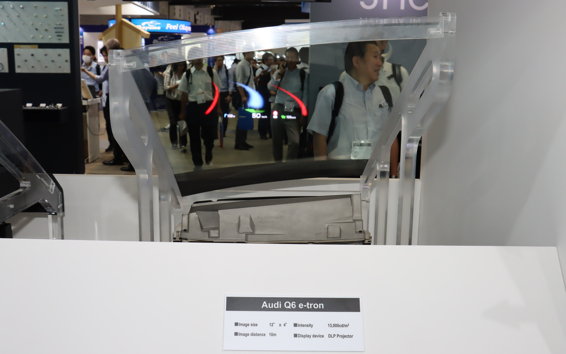 Q6 e-tronのHUDではRAV4のTFT式とは異なり、映像の投射に「DLP（Digital Light Processing）プロジェクター」を採用し、より高精細で解像度の高い映像表示を実現している