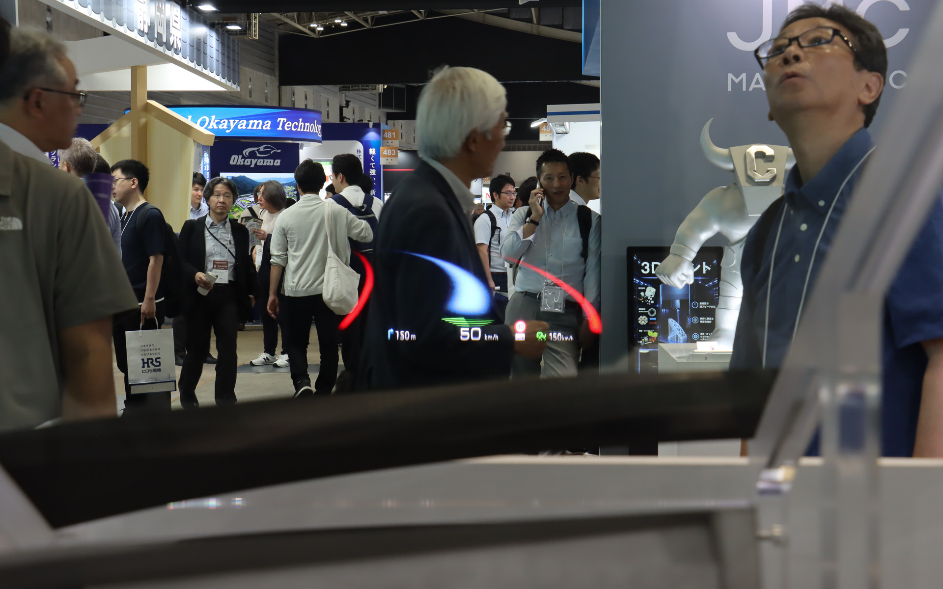 Q6 e-tronのHUDではRAV4のTFT式とは異なり、映像の投射に「DLP（Digital Light Processing）プロジェクター」を採用し、より高精細で解像度の高い映像表示を実現している