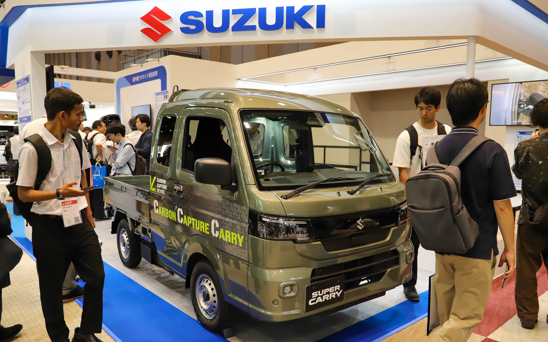 CO2回収装置を搭載した「スーパーキャリイ」を展示