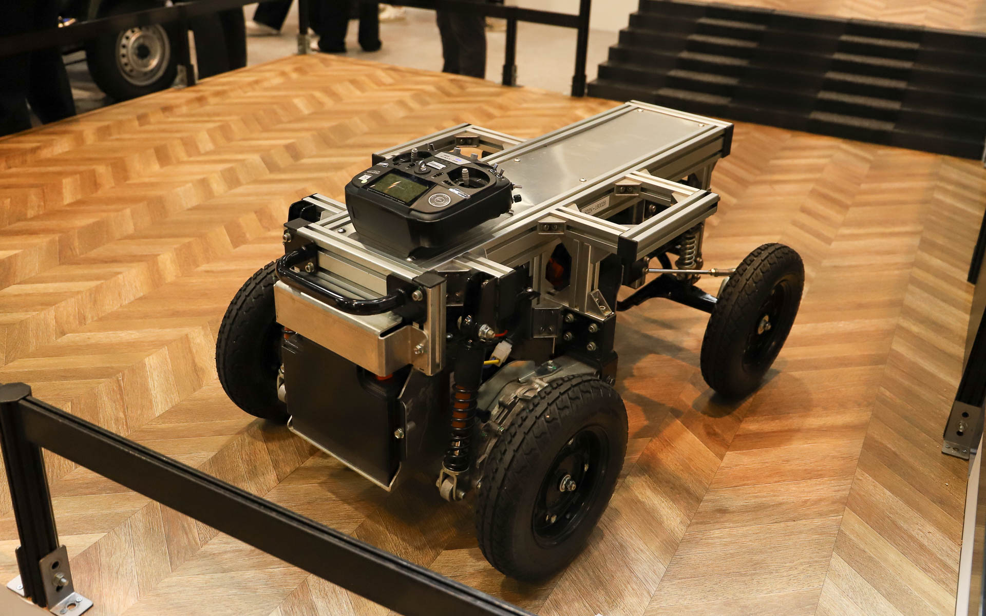 多目的電動台車「MITRA」は、「セニアカーのいすを取っちゃったモビリティ」とのこと。スズキが提供するのはMITRA本体と操作用のリモコンのみで、「使い方は提供先が自由に決められる」という。「自動走行させるのも、センサーを載せるのも、スズキではなく提供先が決めている」とのことで、開発自由度は高い
