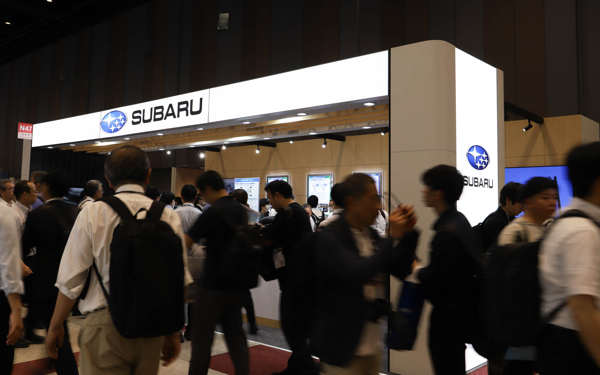 スバルブースには多くの人が集まっていた